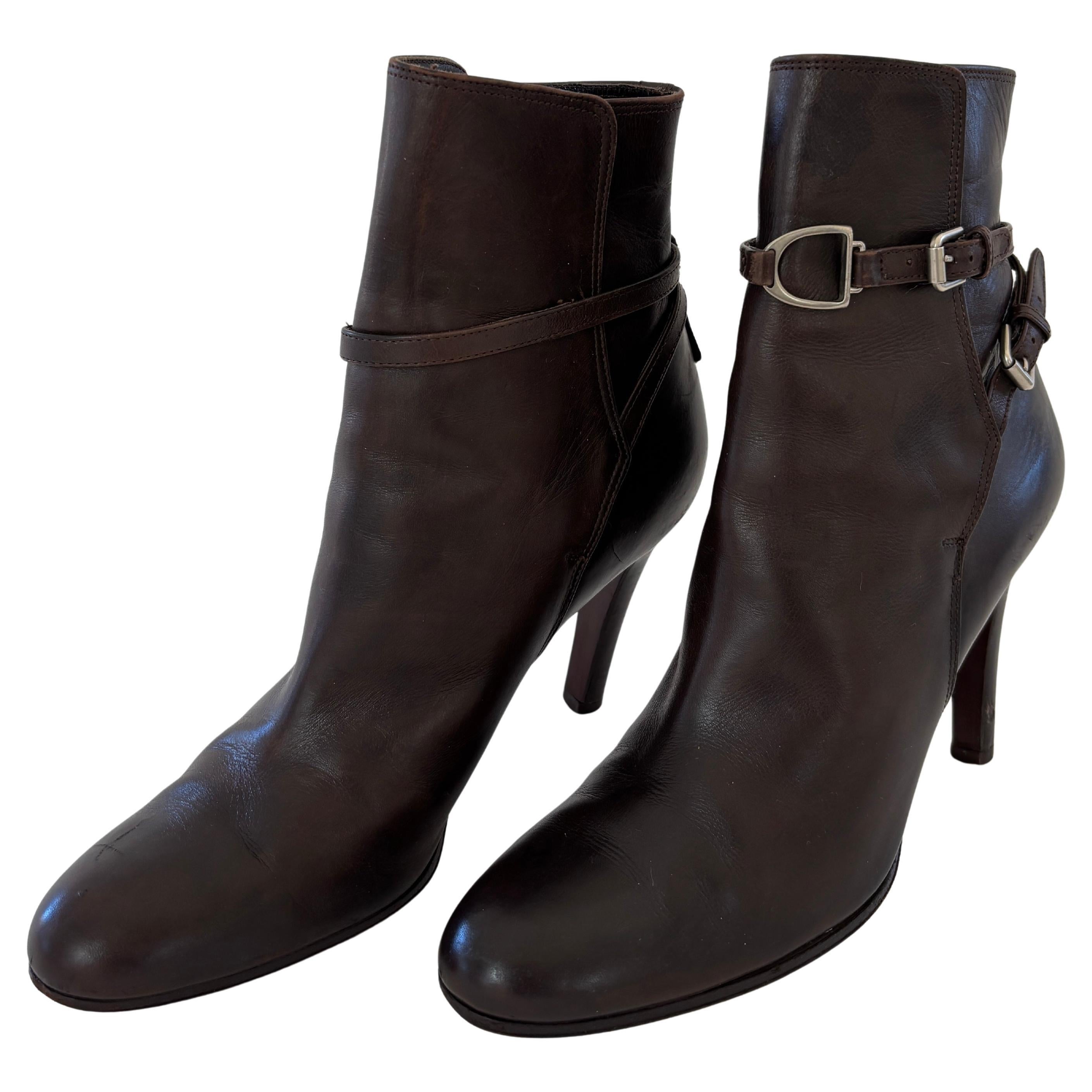 Brown Calfskin Leather Ankle Boots Ralph Lauren Purple Collection size US 9.
Elegant luxury ankle boots crafted in Italy from burnished full-grain calfskin and featuring  wraparound ankle straps that secures with a stirrup style buckles.
4