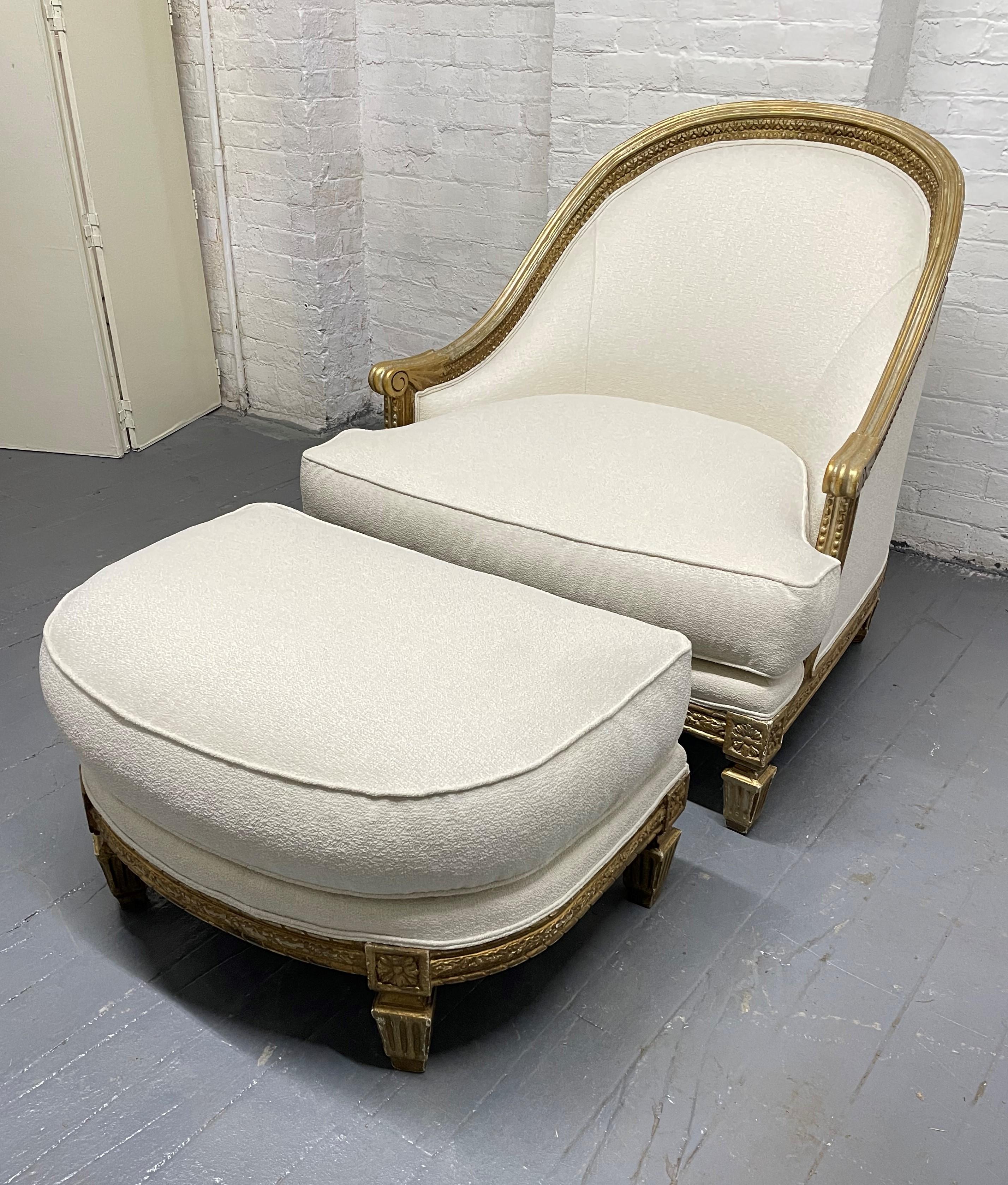 Chaise longue et ottomane Ralph Lauren de style ancien. Le cadre de la chaise et de l'ottoman est en bois doré. La chaise et l'ottoman sont nouvellement tapissés.
Mesures (chaise) : 37 H x 36 L x 36 P. Hauteur du siège : 18 cm.
Ottoman : 30,25 L x