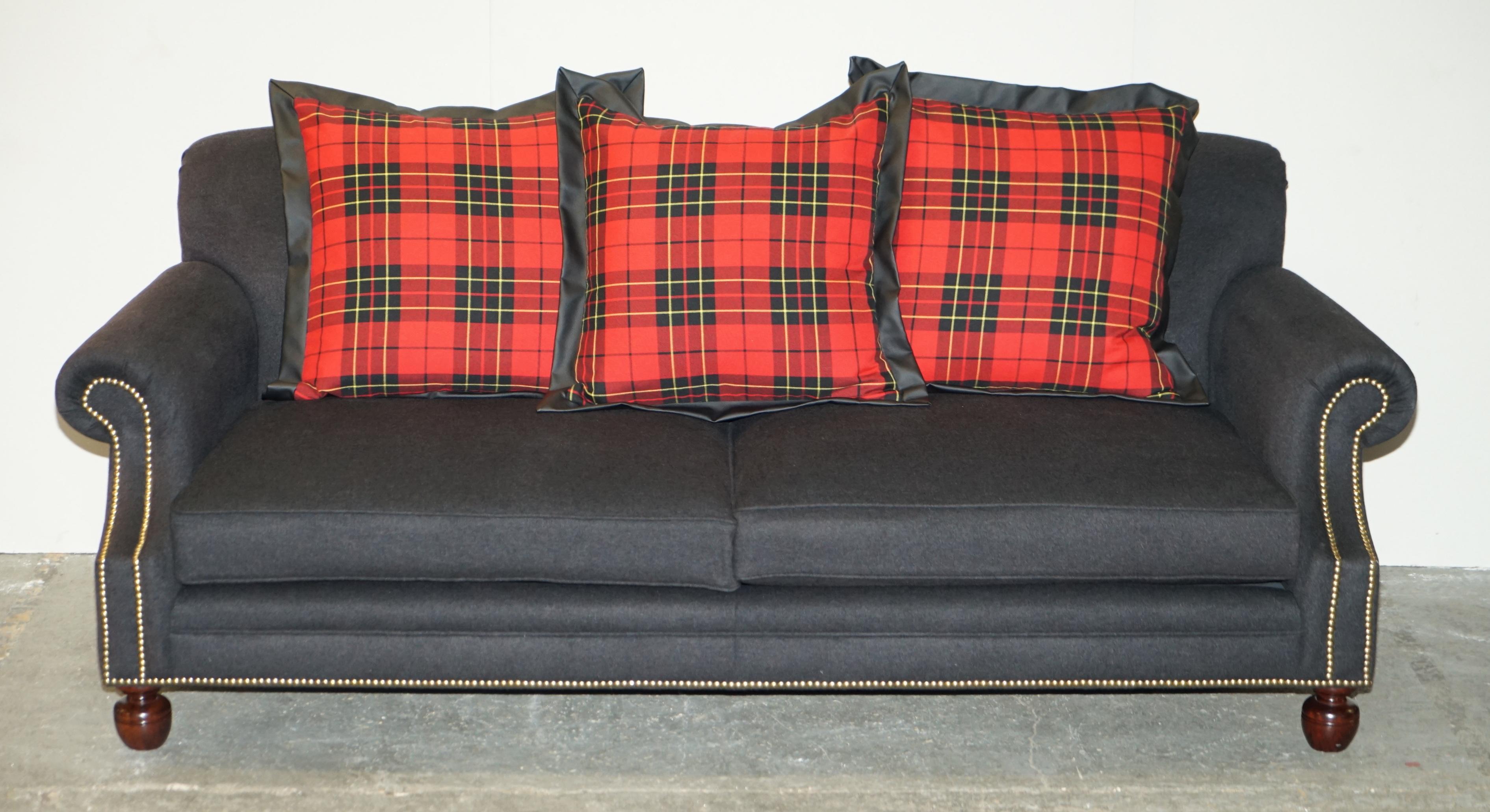 Nous sommes ravis d'offrir à la vente cette paire exquise de canapés et de fauteuils Ralph Lauren Aran Isles RRP £30,300, tapissés de laine écossaise avec des coussins surdimensionnés remplis de plumes. 

J'ai environ 40 meubles neufs Ralph Lauren