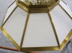 Ralph Lauren Art-Deco-Kronleuchter aus Messing und Milchglas, 20.