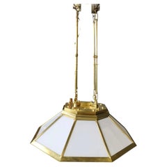 Ralph Lauren Art-Deco-Kronleuchter aus Messing und Milchglas, 20.