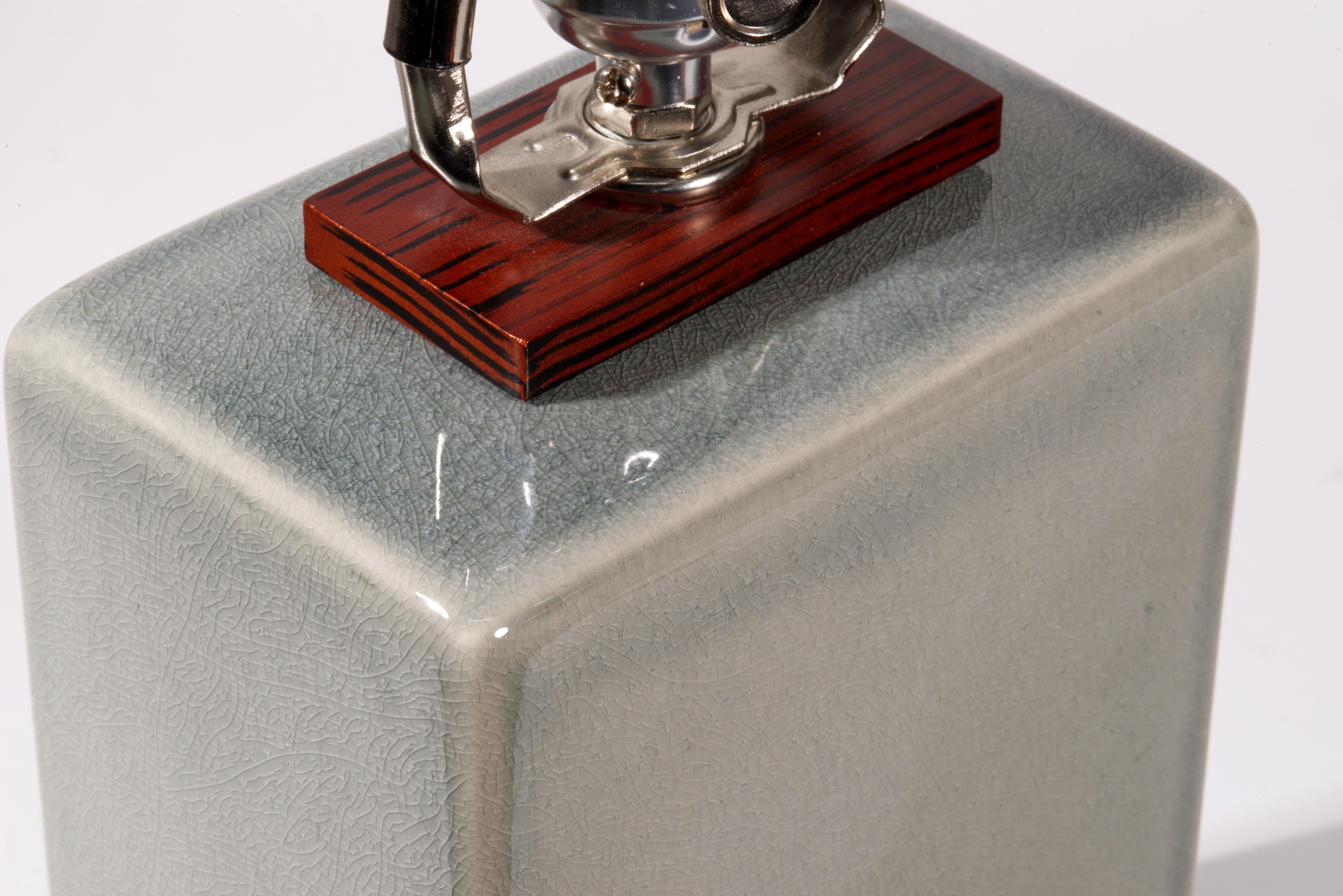 Ralph Lauren Art Deco-Tischlampe im Stil von Ralph Lauren, graue Craquelure-Glasur (Moderne der Mitte des Jahrhunderts) im Angebot