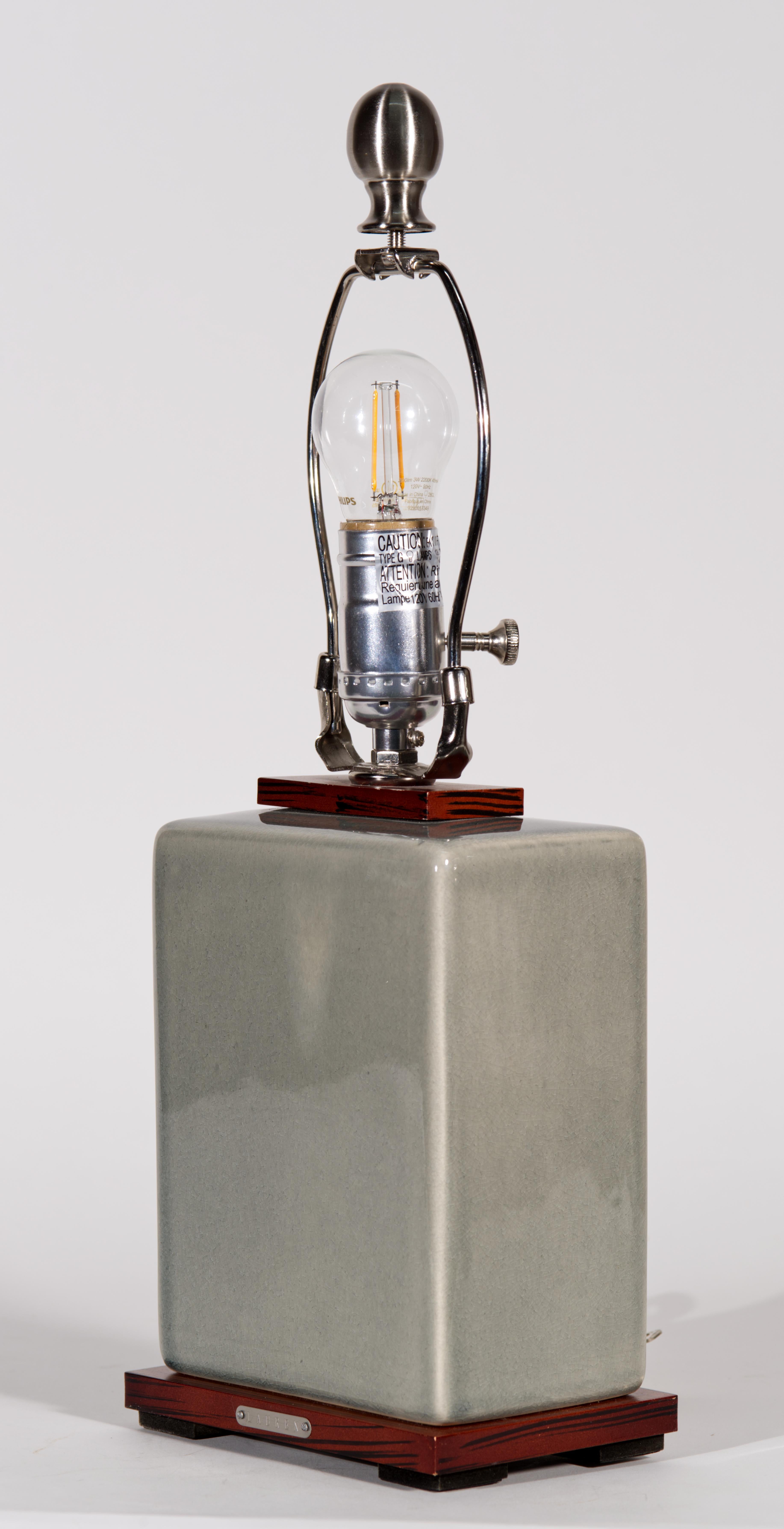 Ralph Lauren Art Deco-Tischlampe im Stil von Ralph Lauren, graue Craquelure-Glasur im Zustand „Gut“ im Angebot in Clifton Springs, NY
