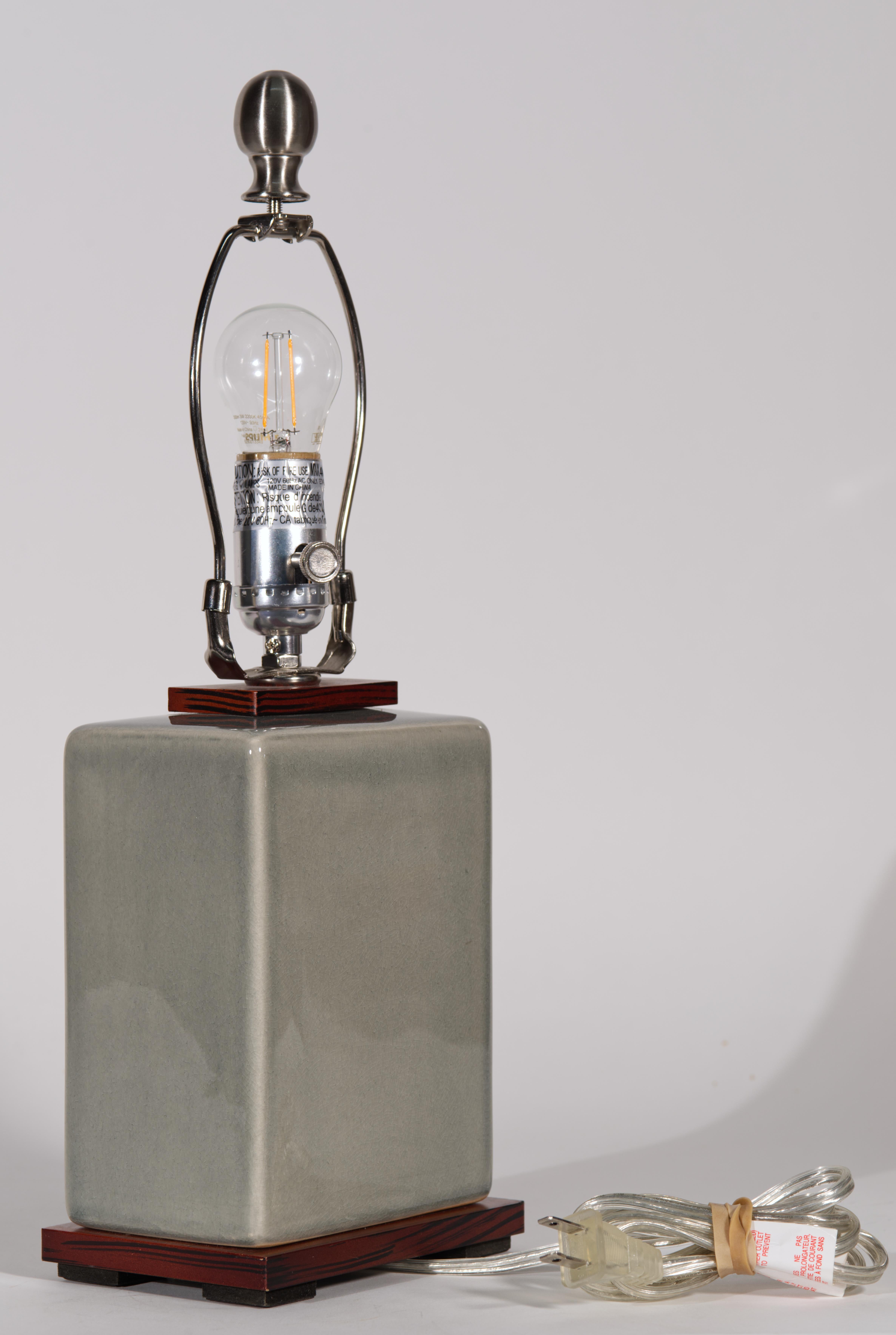 Ralph Lauren Art Deco-Tischlampe im Stil von Ralph Lauren, graue Craquelure-Glasur (20. Jahrhundert) im Angebot