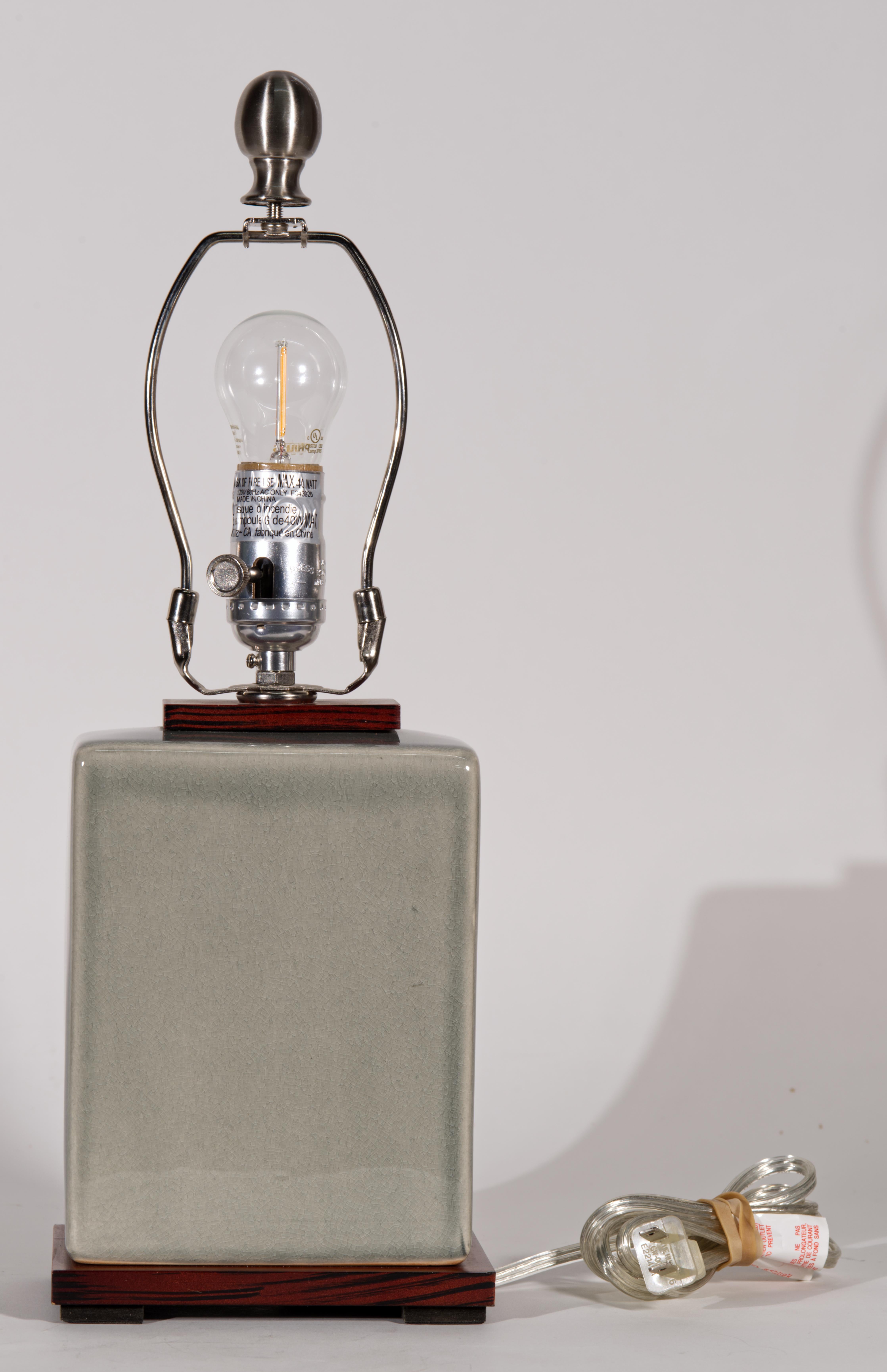 Ralph Lauren Art Deco-Tischlampe im Stil von Ralph Lauren, graue Craquelure-Glasur (Keramik) im Angebot