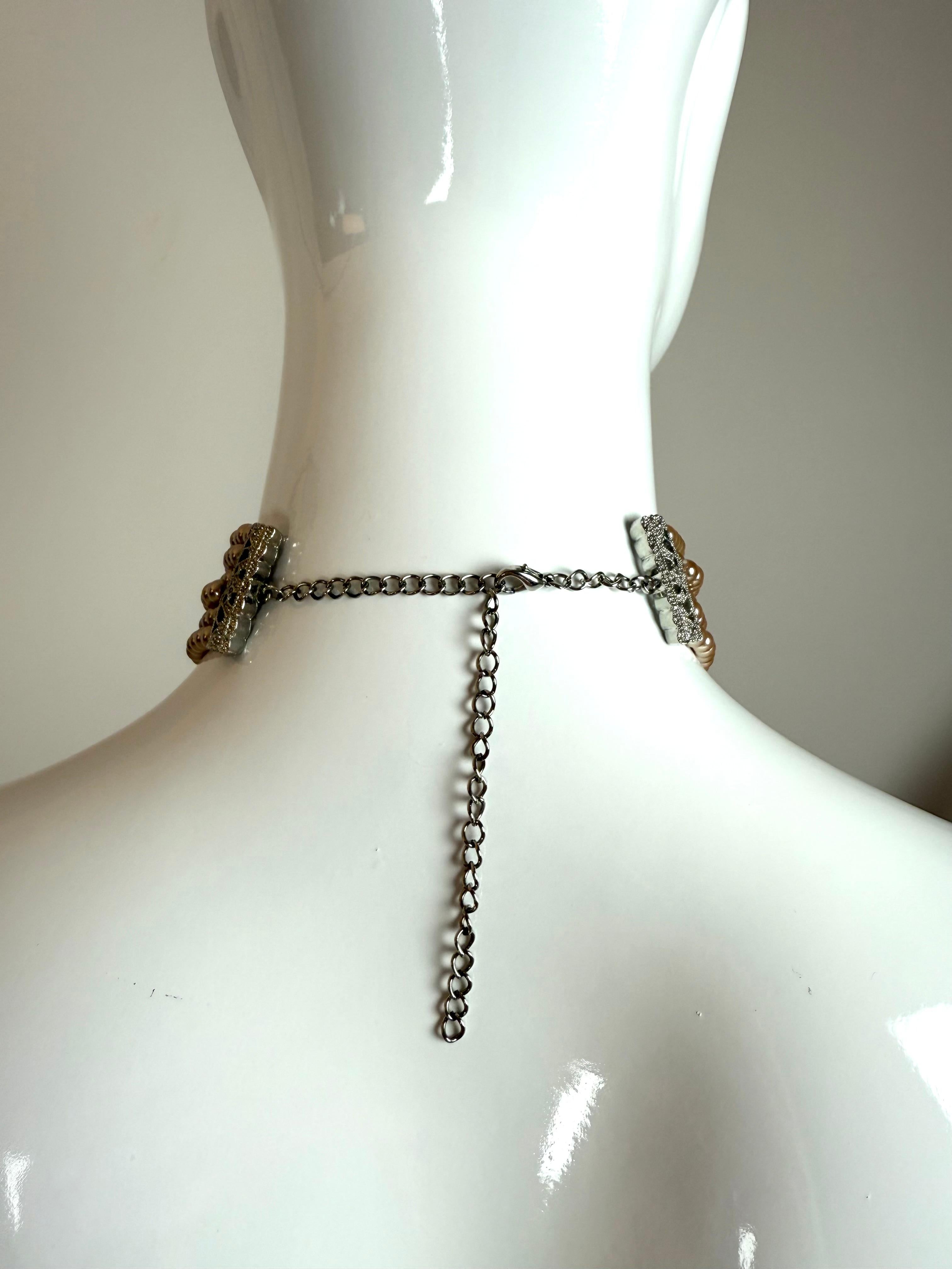 Attribué à Ralph Lauren
J'ai le reçu original du client indiquant le collier Ralph Lauren et il est daté de 2004, cependant il n'y a aucune marque sur le collier, et le reçu provient d'une boutique, pas d'un magasin Ralph Lauren.
C'est juste un