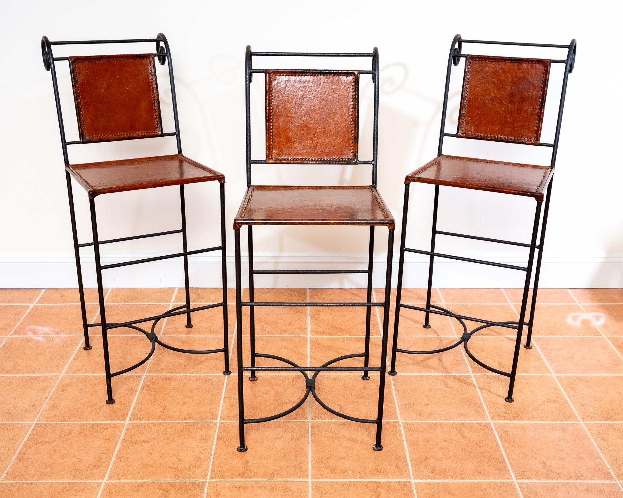 Precioso y rarísimo juego de tres taburetes de cuero y hierro forjado de finales de siglo XX, en perfecto estado vintage. Atribuidos a Ralph Lauren y probablemente fabricados en Europa a finales de la década de 1970 para Ralph Lauren Home, estos