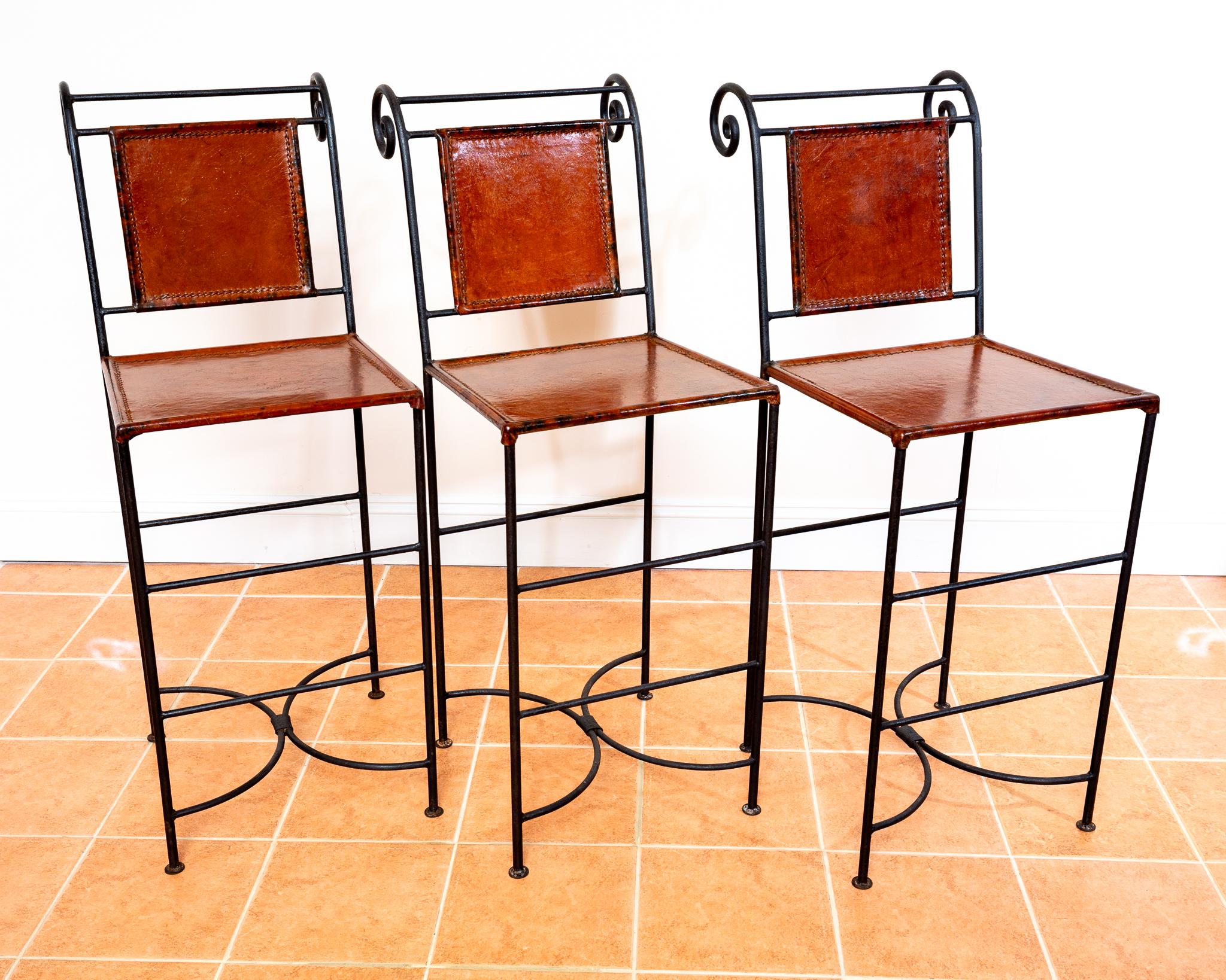 Ralph Lauren Taburetes de bar Cuero tostado Hierro forjado Taburetes de bar Neoclásico Moderno de mediados de siglo en venta