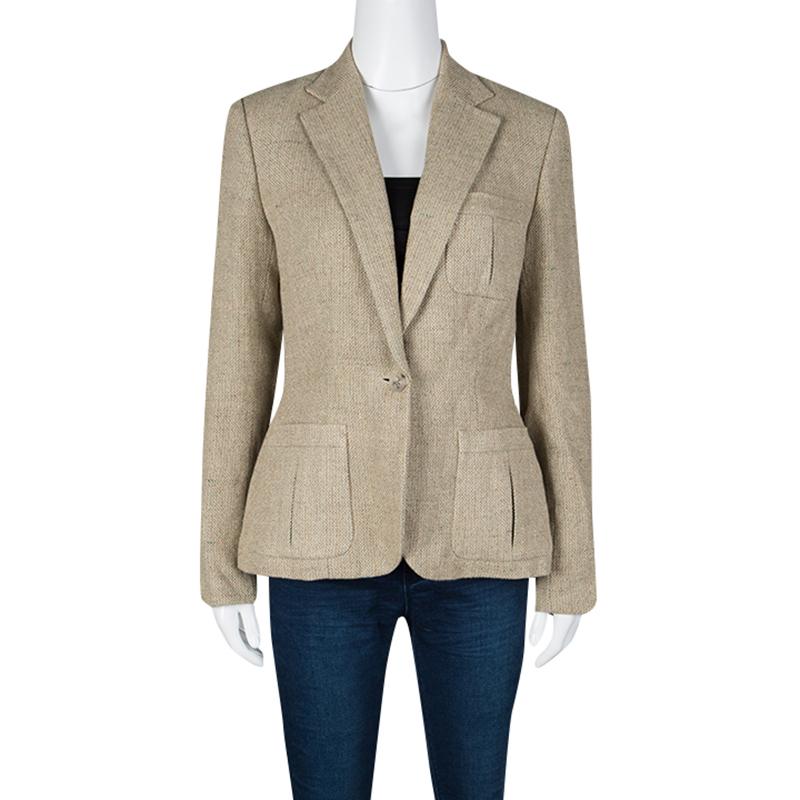 Walk into office in great style with suited up in this Ralph Lauren blazer. Featuring a beige linen body, this blazer comes detailed with a suede elbow patch and a single front-button closure. It features patch pockets and looks best when styled