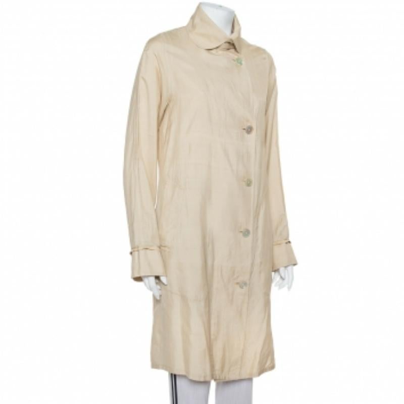 Ralph Lauren never fails to impress and this lightweight coat is no exception! The beige coat is made of 100% silk and features a double-breasted silhouette with front button fastenings, two pockets, and long sleeves. Pair it with smart pants and