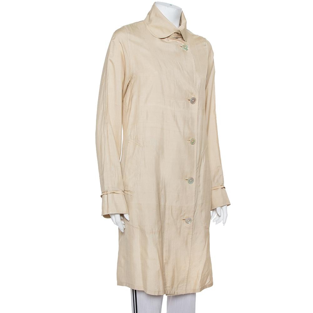 Ralph Lauren never fails to impress and this lightweight coat is no exception! The beige coat is made of 100% silk and features a double-breasted silhouette with front button fastenings, two pockets, and long sleeves. Pair it with smart pants and