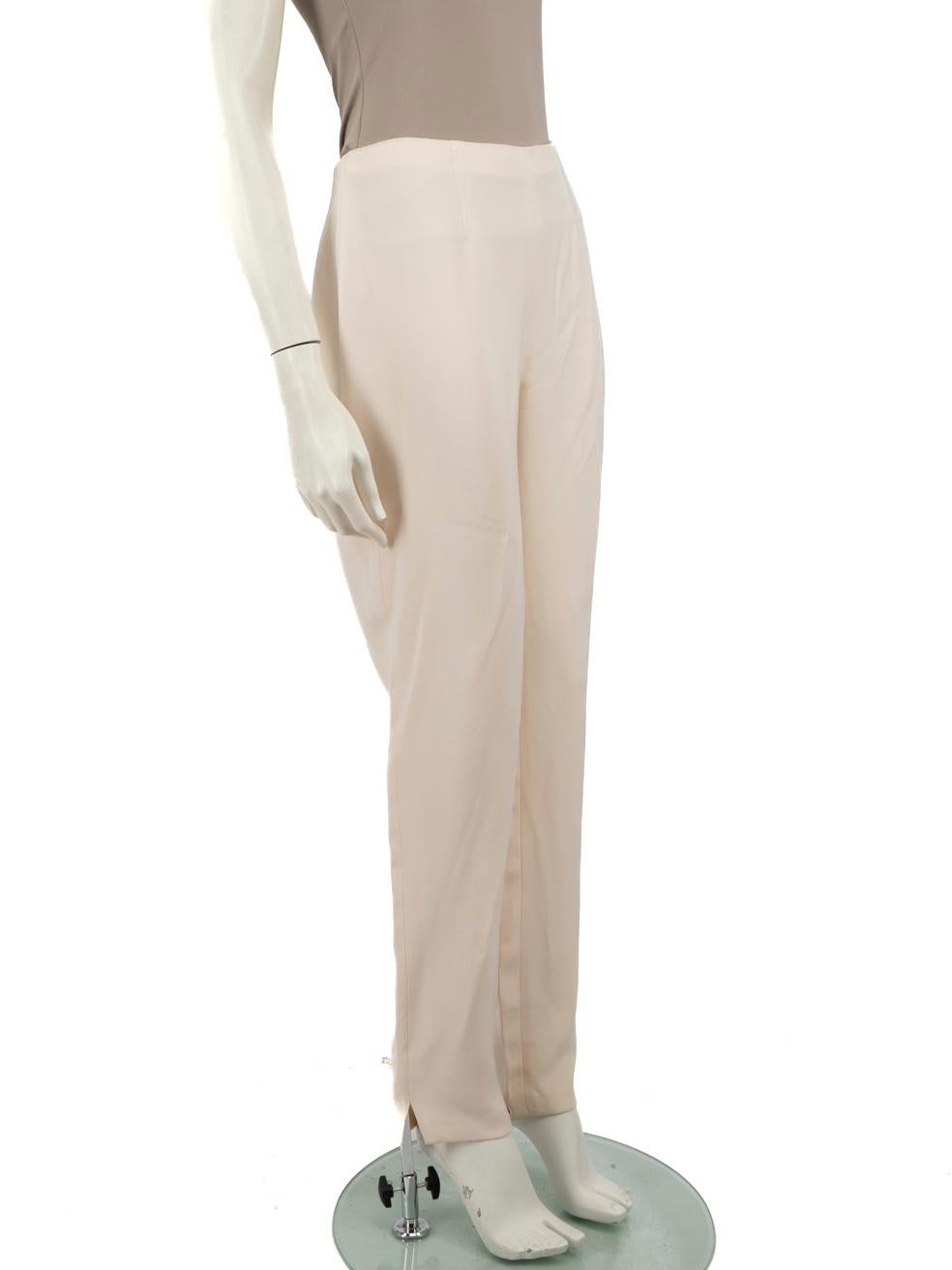 L'ÉTAT est bon. Les pantalons présentent une légère usure. Petites marques sur le devant gauche sous la taille, à l'intérieur de la jambe droite du pantalon les deux ourlets de pantalon, sur le dos du pantalon gauche et à l'intérieur sur la taille