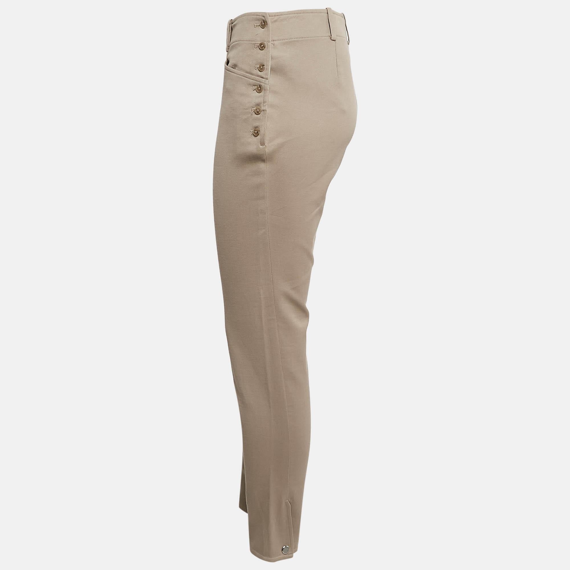 Ce pantalon est à la fois élégant et classe. Fabriqué à partir de tissus de qualité, il est parfaitement ajusté.  Complétez ce pantalon avec un top chic.