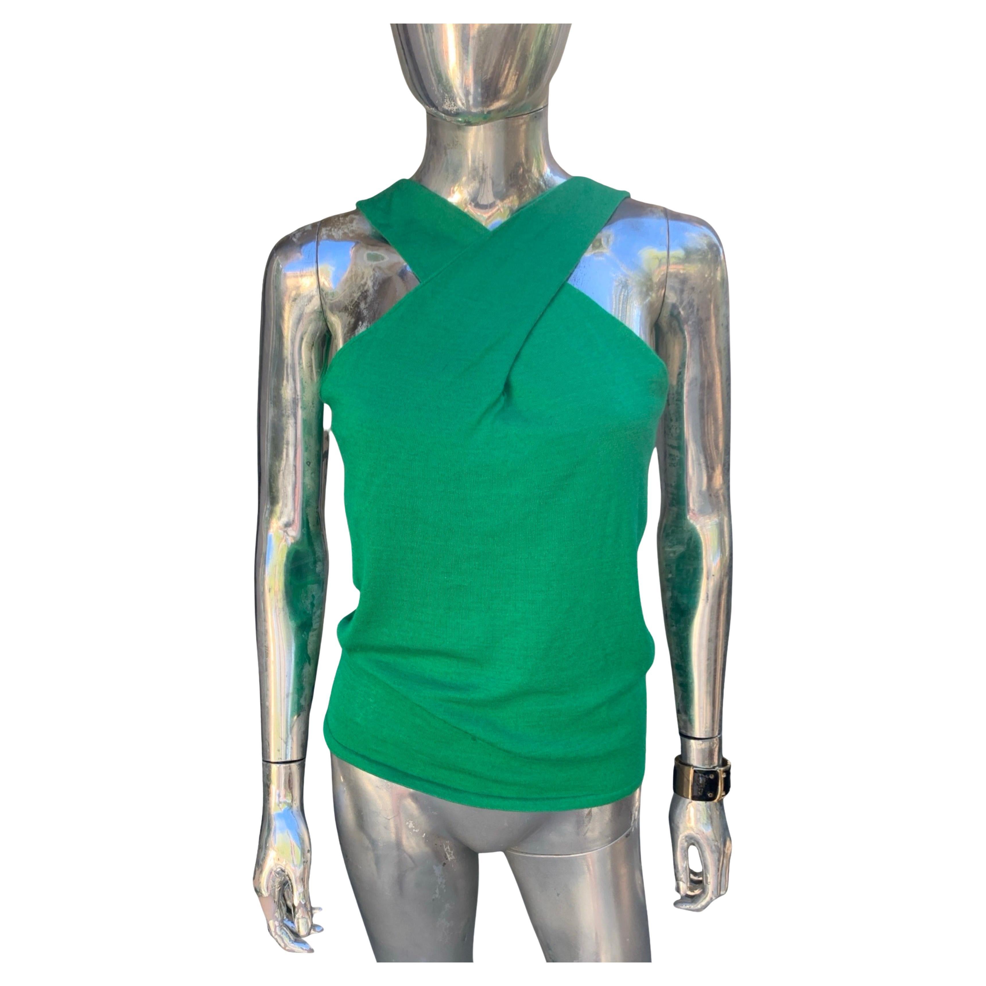 Ce haut sans manches est issu de la marque BLACK haut de gamme de Ralph Lauren. La collection présentée sur le podium à New York chaque saison. Connu pour la qualité de ses tissus et ses vêtements modernes et classiques. Le vert de ce tissu de soie