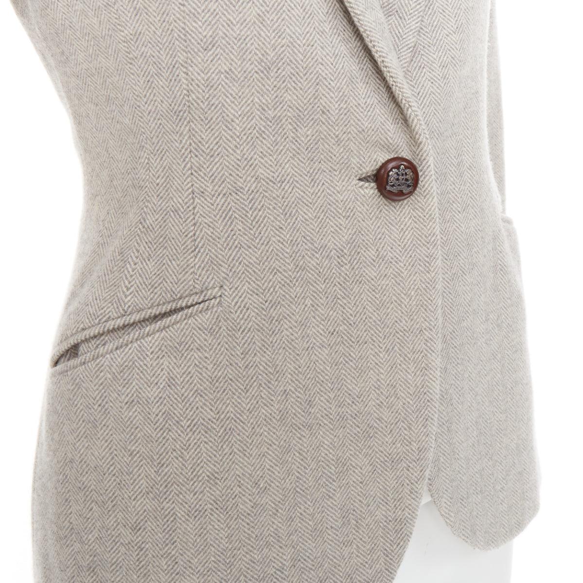 RALPH LAUREN Black Label Grauer Merinowollblazer mit Lederknöpfen US2 S
Referenz: CC/A00512
Marke: Ralph Lauren
Collection'S: Black Label
MATERIAL: Merinowolle
Farbe: Grau, Braun
Muster: Solide
Verschluss: Knopf
Innenfutter: Graue Seide
Zusätzliche