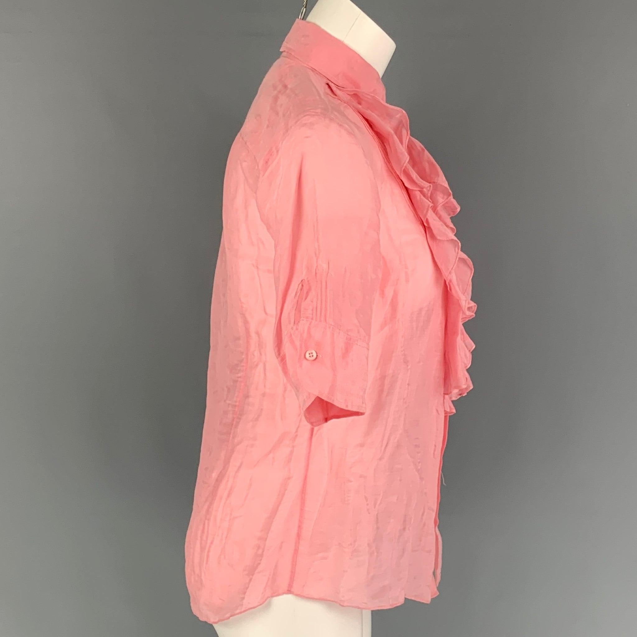 La blouse 'Black Label' de RALPH LAUREN est réalisée dans une matière rose et présente un motif à volants sur le devant, un col montant et une fermeture à boutons.
Très bien
Etat d'occasion. 

Marqué :   8 

Mesures : 
 
Épaule : 15.5 pouces 