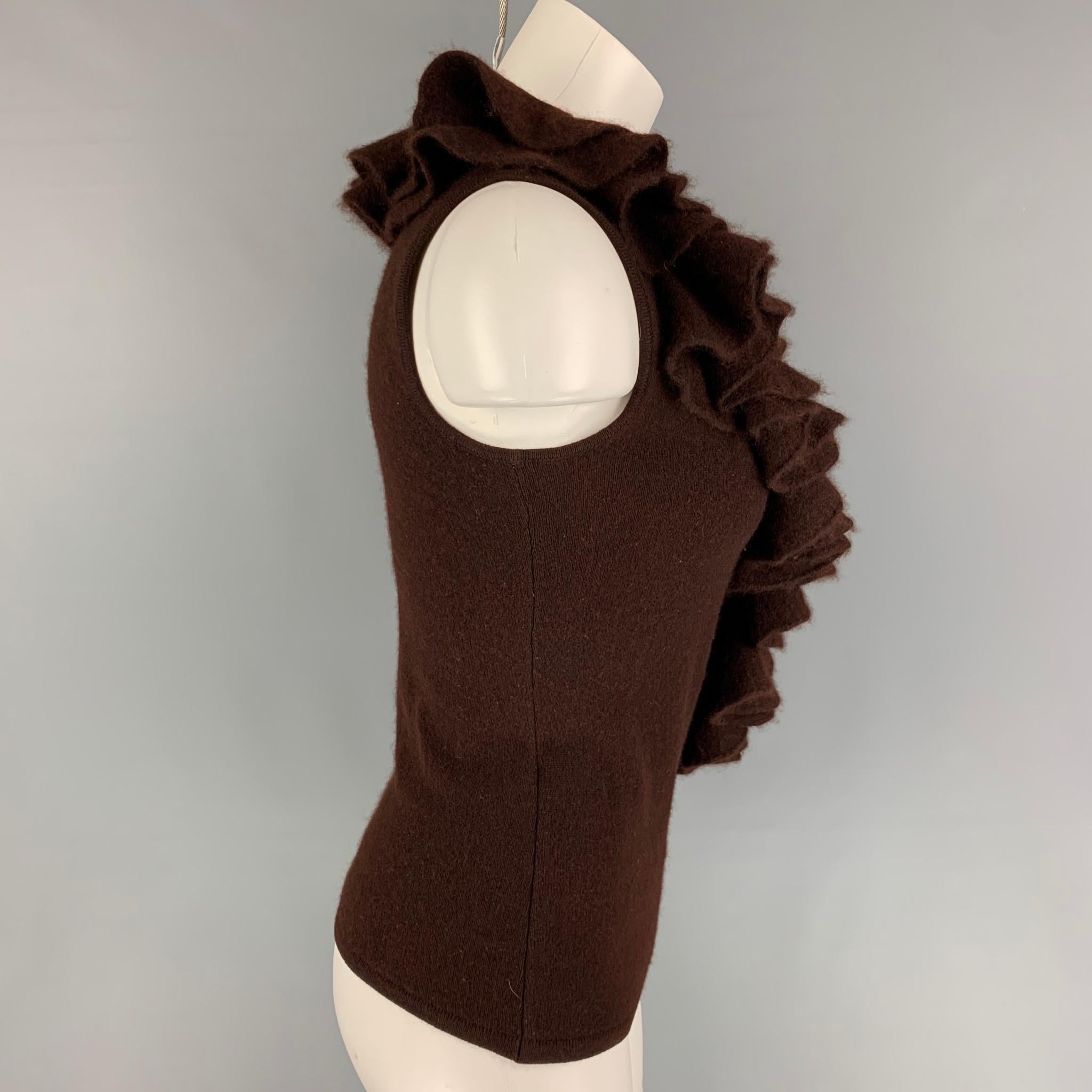 RALPH LAUREN 'Black Label' pullover comes in a brown cashmere featuring a front ruffled design, sleeveless, and a snap button closure. 

Very Good Pre-Owned Condition.
Marked: M

Measurements:

Shoulder: 11.5 in.
Bust: 30 in.
Length: 21.5 in. 