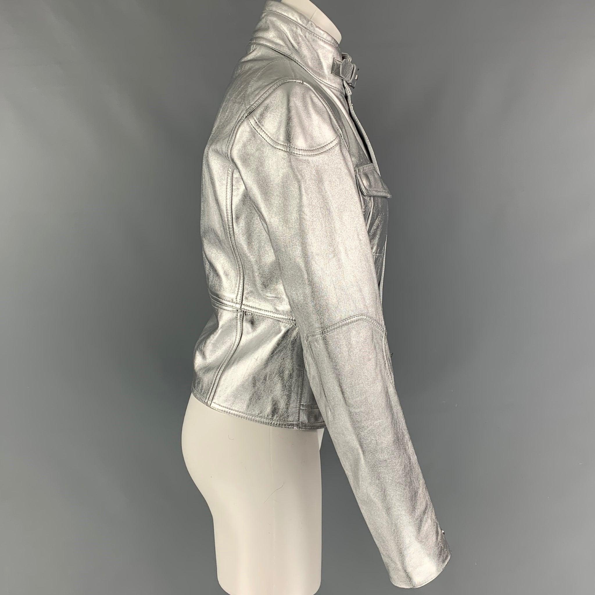 RALPH LAUREN Black Label Jacke aus silbernem Metallic-Leder mit abnehmbarem Einsatz, Vordertaschen, Kragenriemen, Riemendetails und verdecktem Reißverschluss und Druckknopfverschluss. Hergestellt in Italien.
Ausgezeichnet
Gebrauchtes Zustand.