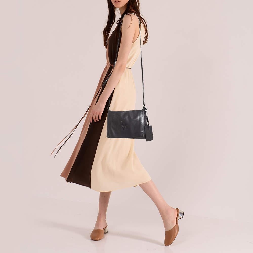 Trust messenger bags to offer functional ease and a comfortable carrying experience. Smartly designed, the bag has an appealing exterior and a spacious interior. Perfect for work and weekend getaways. 