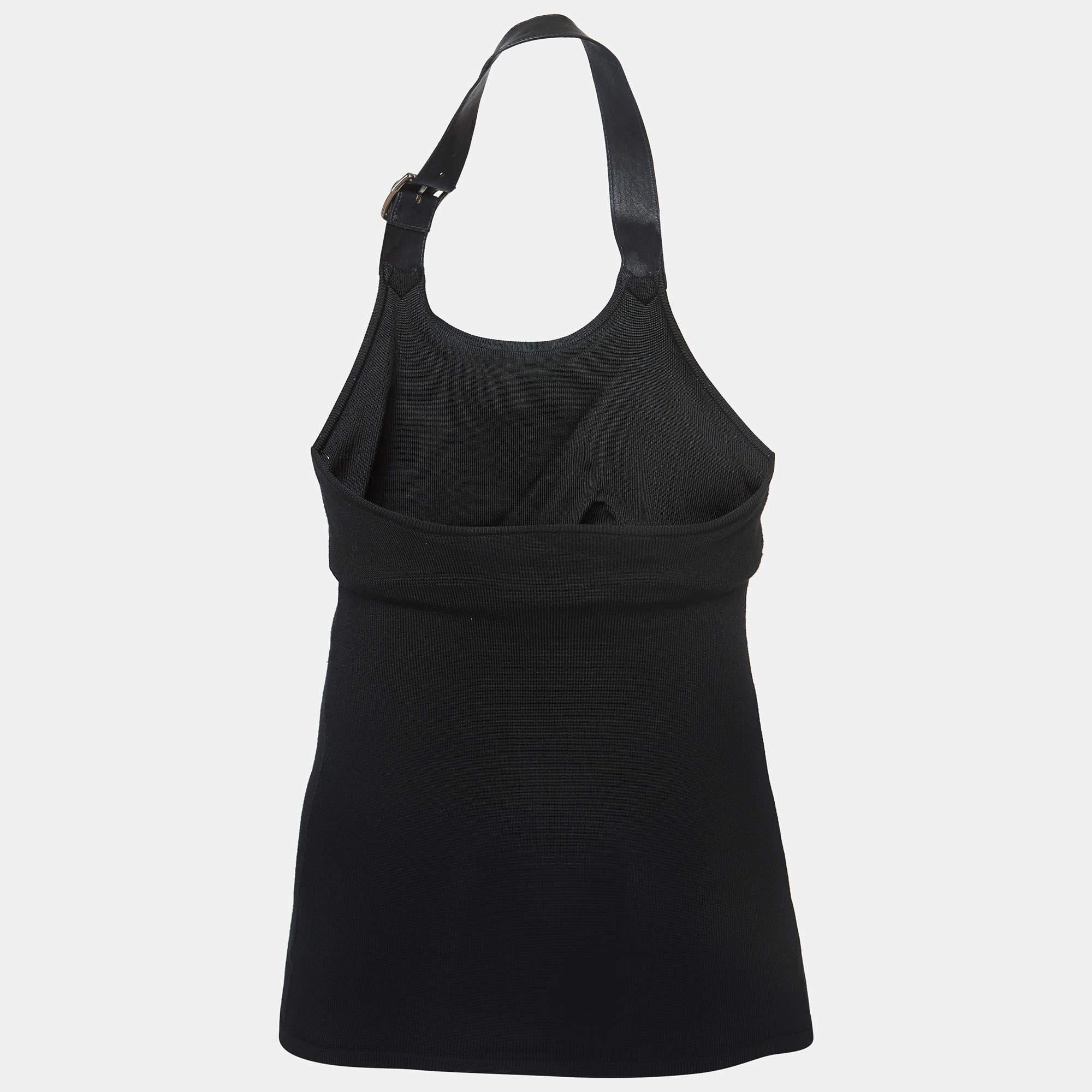 Elaborado con precisión y delicadeza, el top Ralph Lauren es una obra maestra de la moda moderna. Su elegante tejido de punto de canalé negro abraza los contornos con gracia, mientras que las correas de piel añaden un toque de sofisticación