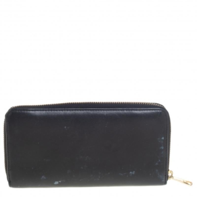 Carry it on its own or in your handbag, you'll love the utility of this wallet from the luxury fashion house of Ralph Lauren. It is crafted using leather and it features the brand detail at the front in gold-tone hardware. It has one zippered