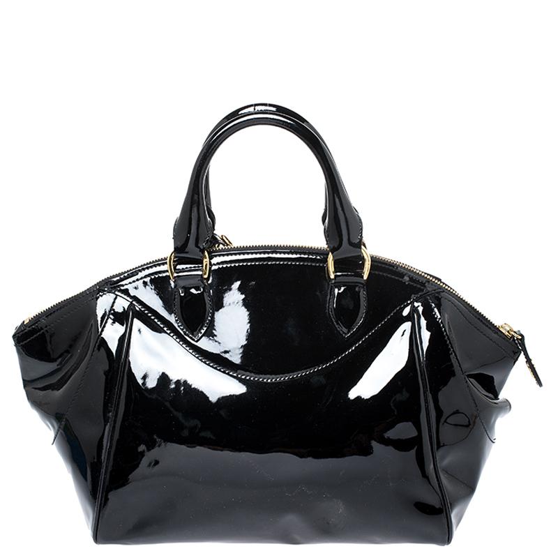 This Proprietor satchel is made of patent leather and features a gold-tone logo tag at the front. With a fabric lining and spacious interior, this bag will be your indispensable companion. This Ralph Lauren handbag is equipped with dual top handles
