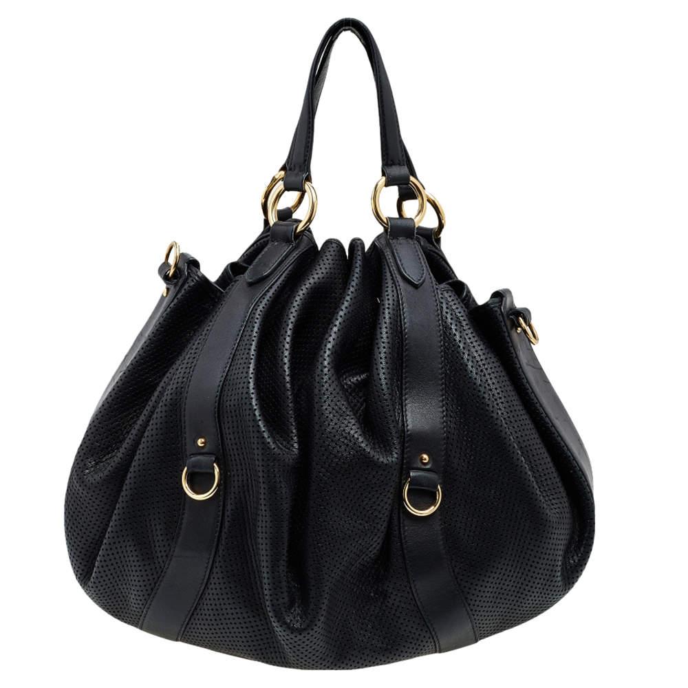 A gorgeous bag by Ralph Lauren defined by fine craftsmanship and alluring details. The hobo, made from leather, features two handles, a shoulder strap, gold-tone hardware, a drawstring fastening, and a spacious interior to house your necessities.

