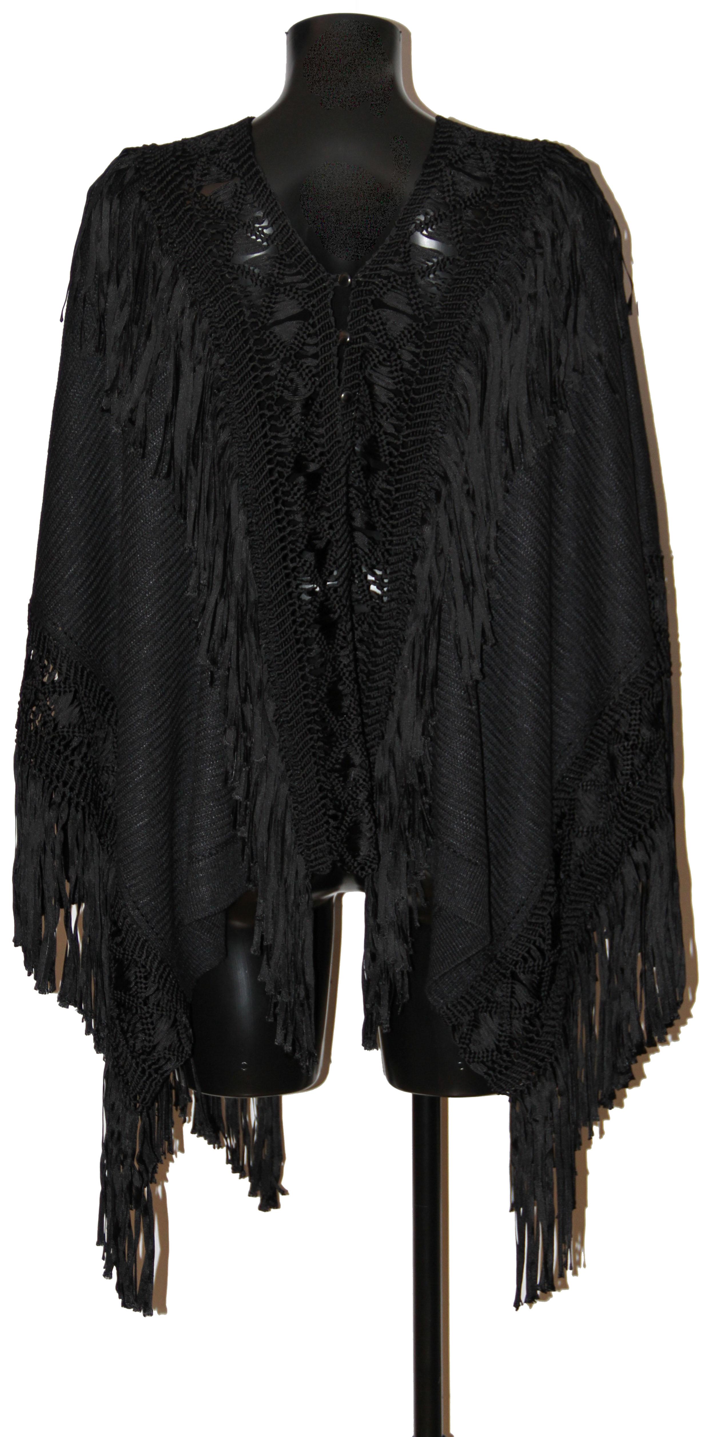 This pre-owned but new Ralph Lauren fringe poncho is realized in a hand-knotted macramé silk.
It features three-button closure on each side of the neckline.

Collection : Spring - Summer 2017
Fabric : 100% silk
Fringe : 100% viscose
Color :