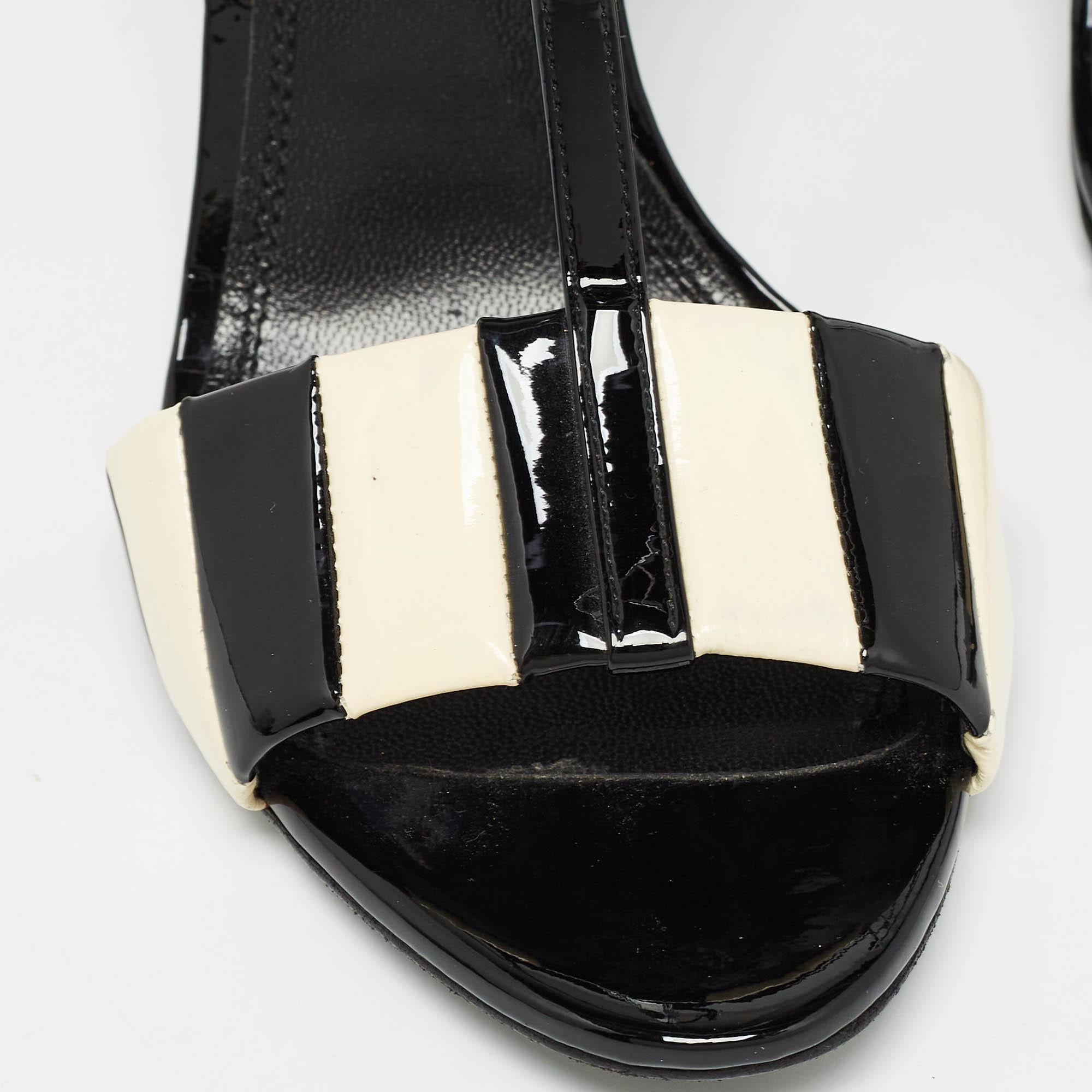 Ralph Lauren Sandali con cinturino a T in pelle verniciata bianca/nera taglia 40 in vendita 2