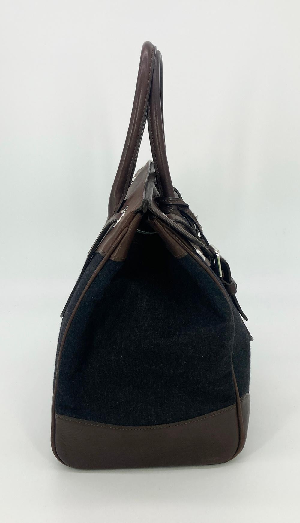 Sac Rickey en laine noire et cuir marron de Ralph Lauren en très bon état. Laine noire garnie de cuir brun foncé et de ferrures argentées. La fermeture à glissière et à double boucle sur le devant ouvre sur un intérieur doublé de laine noire avec