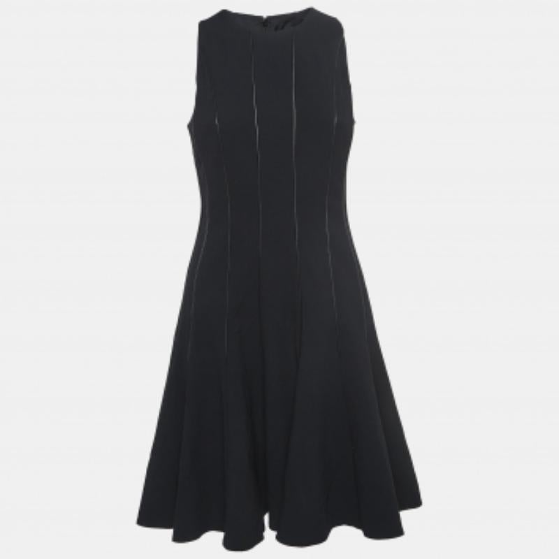 Dieses Designerkleid ist ein schickes und stilvolles Kleidungsstück, das Eleganz und Raffinesse ausstrahlt. Mit seinem eleganten Design, der schmeichelhaften Silhouette und der hochwertigen Verarbeitung ist dieses Kleid perfekt für jeden besonderen