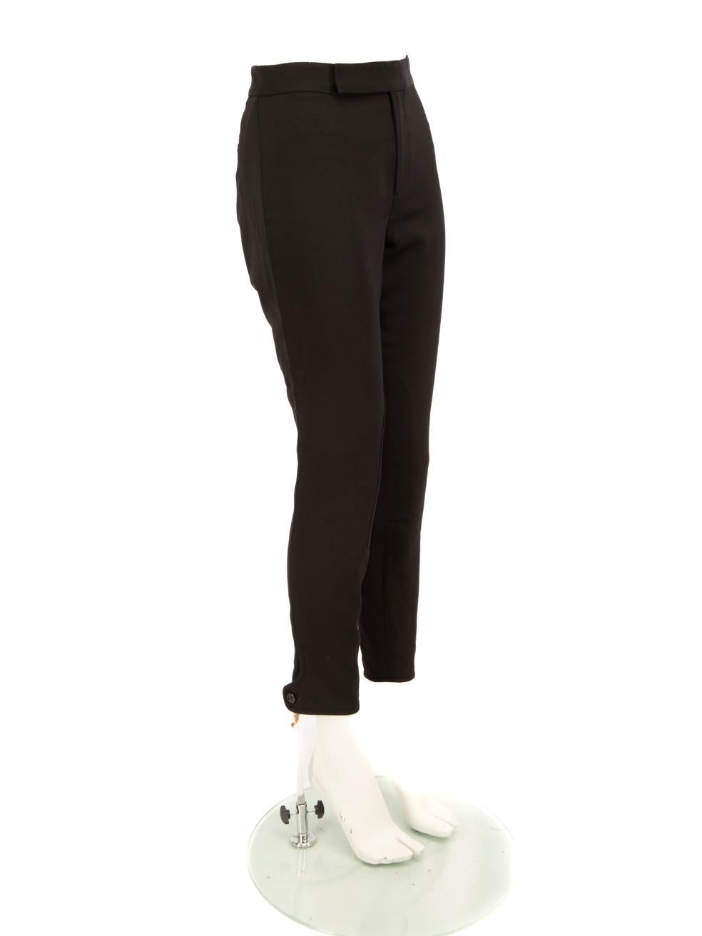 L'ÉTAT est très bon. Cet article de revente d'occasion de la marque Ralph Lauren ne présente pratiquement aucune trace d'usure visible sur le pantalon.
 

 Détails
 

 

 Noir
 

 Laine
 

 Pantalon
 

 Coupe étroite
 

 Hauteur de l'immeuble
 

 1x