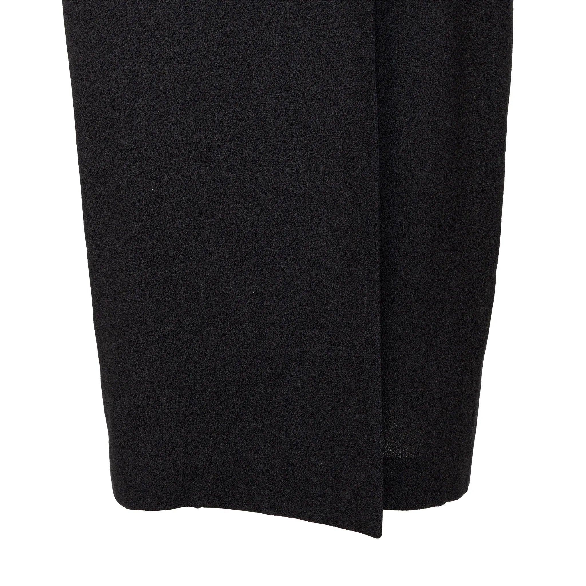Cette robe mi-longue en laine noire est dotée d'un col à revers en satin, d'un bouton unique, de poches sur le devant et d'épaules structurées pour une allure élégante et ajustée.
 Remarques : il y a quelques points de couture lâches à l'intérieur