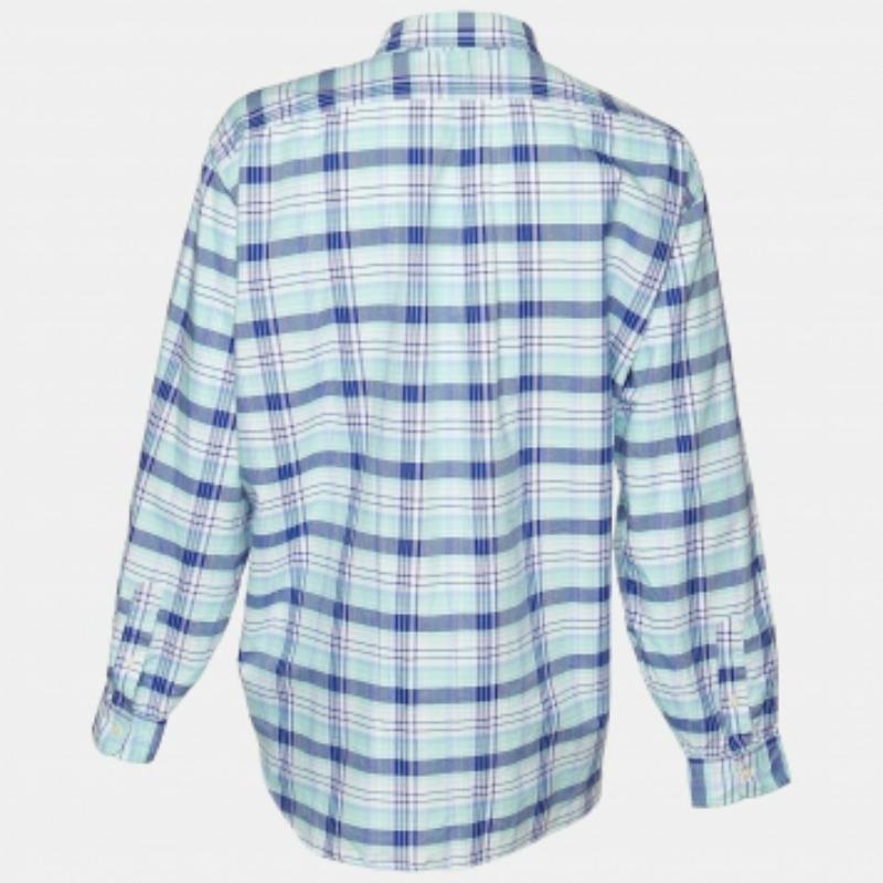 Las camisas son una parte indispensable de un armario, así que esta marca te trae una creación tan versátil como elegante. Se ha confeccionado con material de calidad en un tono versátil. La camiseta está detallada con elementos de la firma y un