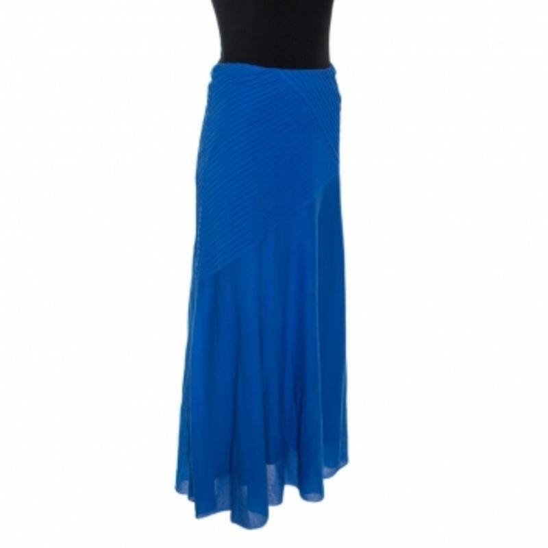 Don an impressive look by wearing this lovely blue skirt. Lend a touch of grace and shine akin to a diva in this Ralph Lauren number. The maxi skirt comes with a zip closure and beautiful pintuck details.