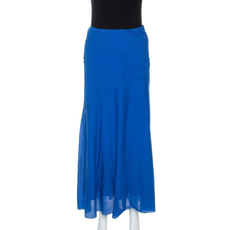 Don an impressive look by wearing this lovely blue skirt. Lend a touch of grace and shine akin to a diva in this Ralph Lauren number. The maxi skirt comes with a zip closure and beautiful pintuck details.

