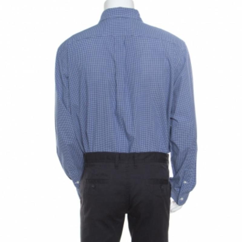 Dieses elegante und stilvolle Hemd von Ralph Lauren ist hier, um Ihre Aufmerksamkeit zu erregen! Das blaue Hemd besteht aus 100% Baumwolle und ist mit einem karierten Muster versehen. Es verfügt über einen scharfen Kragen, ein gesticktes Markenlogo,