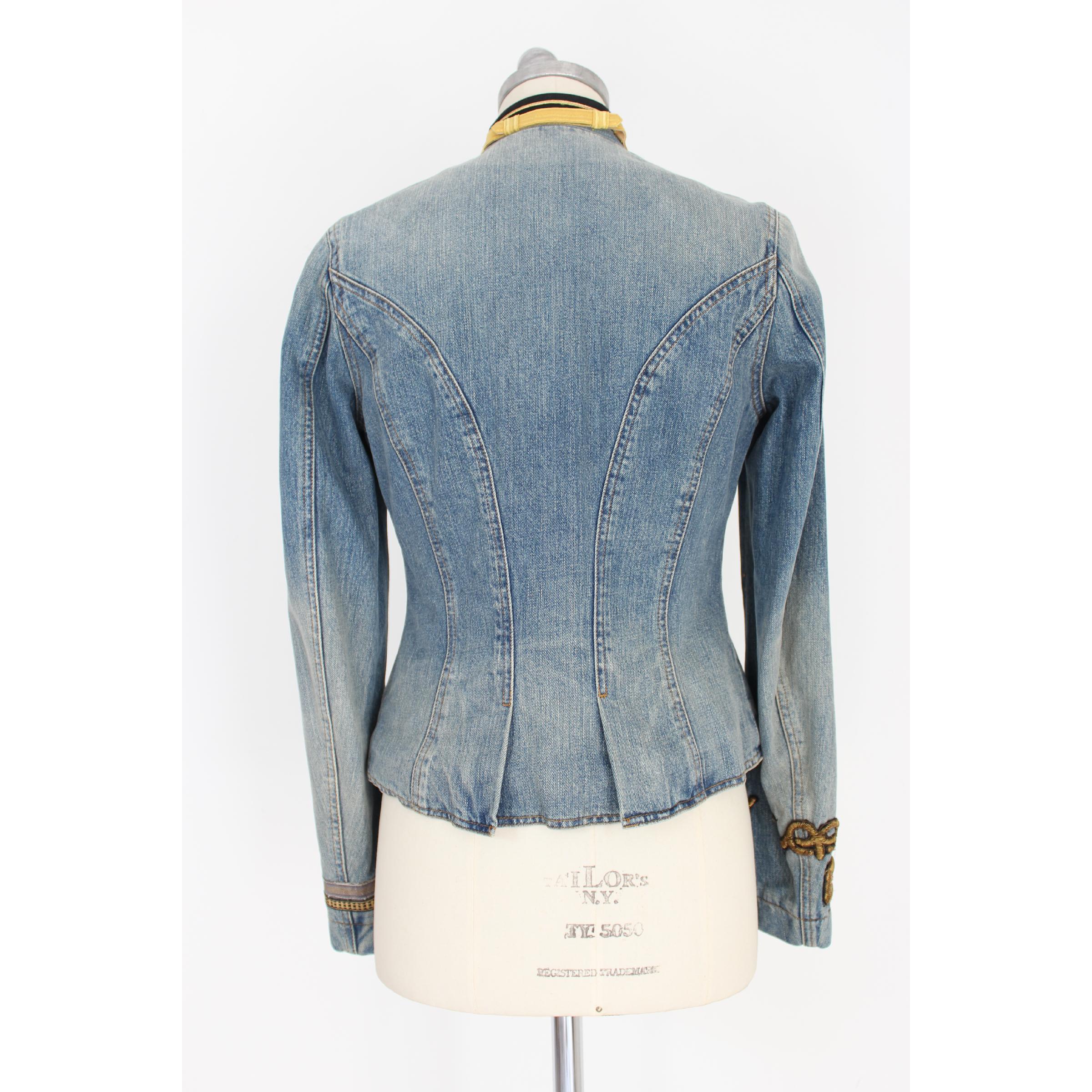 Ralph Lauren vintage 90s women's denim jacket. Flared model, stand-up collar with gold-colored details, buttons one different from the other. 100% cotton . Excellent vintage condition.

Size: 42 It 8 Us 10 Uk

Shoulder: 42 cm 
Chest / Chest: 48 cm