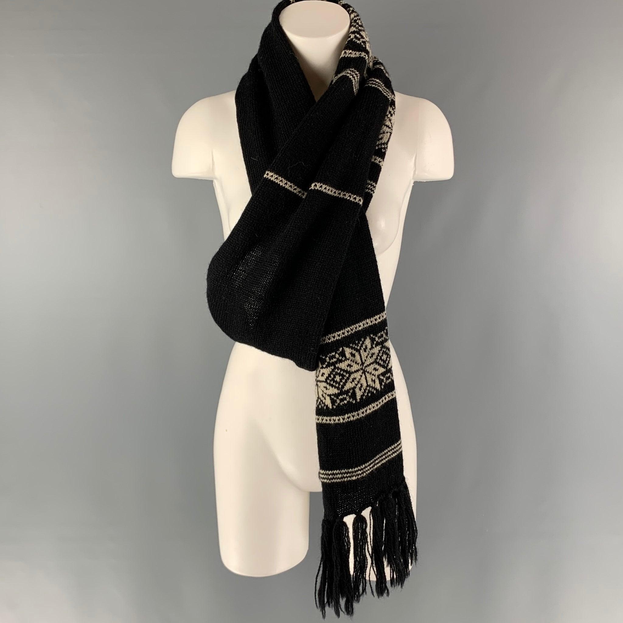 RALPH LAUREN BLUE LABEL scarf comes in a black and cream wool blend knit material featuring a snowflakes motif, and black tassels. Very Good Pre-Owned Condition.Length: 114 inches  Width: 10.5 inches  



  
  
 
Reference: 123949
Category: Scarves