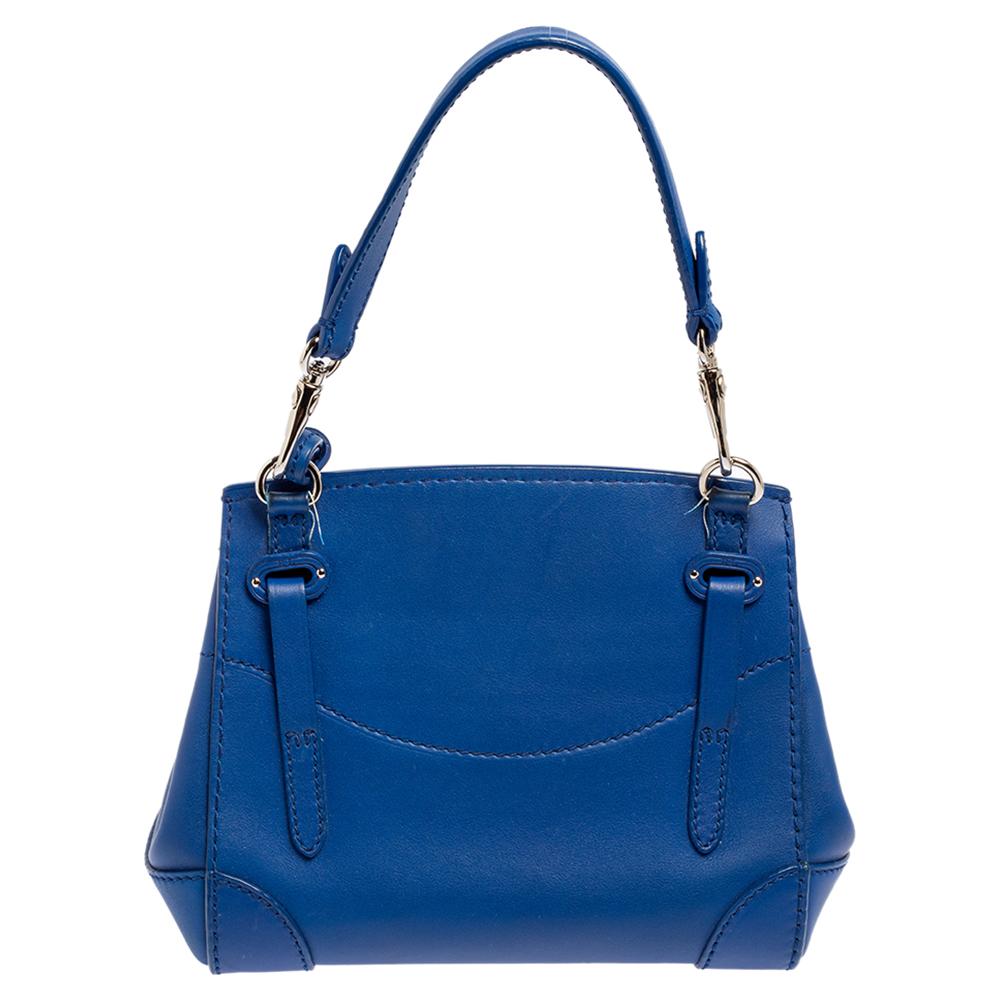 This Ralph Lauren Ricky bag is simply breathtaking. Meticulously crafted from blue leather, the bag delights not only with its appeal but structure as well. It is held by two top handles, detailed with silver-tone hardware, and equipped with a