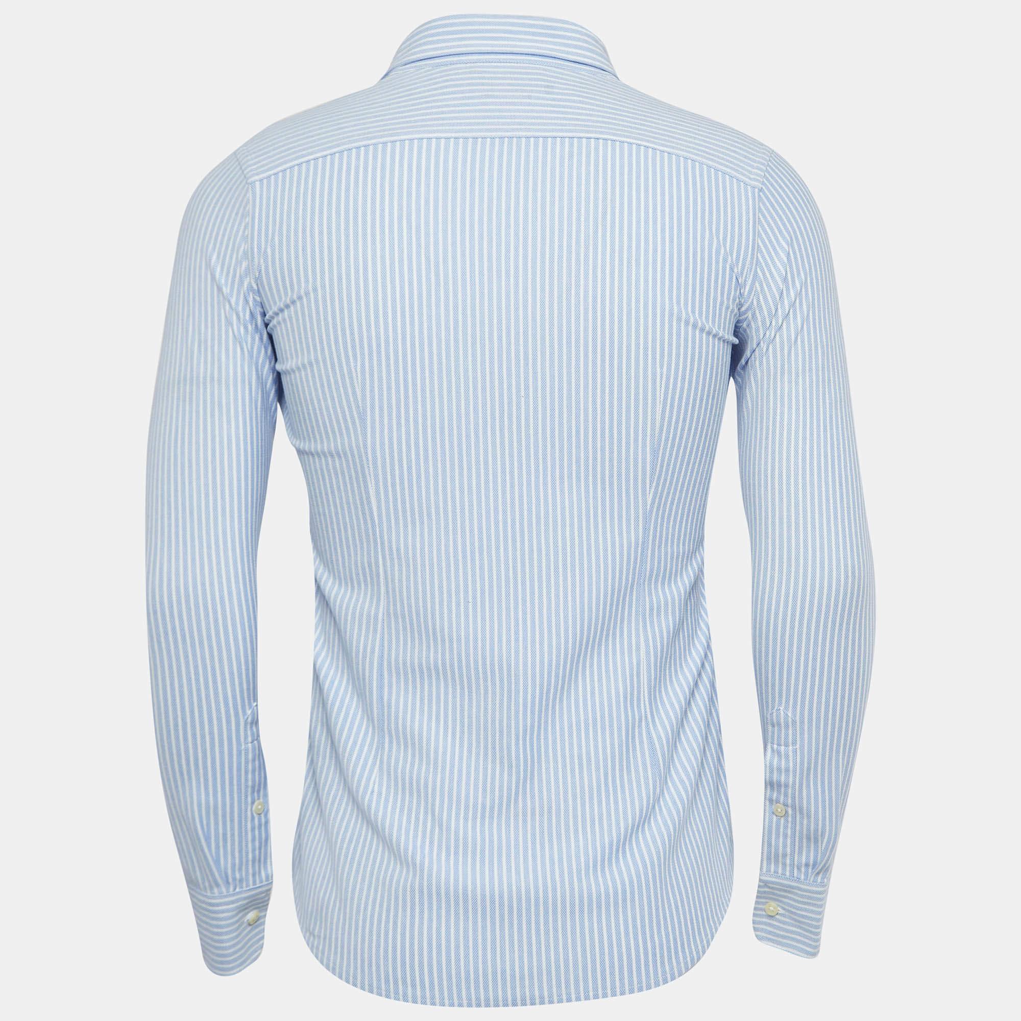 Questa camicia firmata è favolosa. È realizzata con materiali pregiati e presenta una silhouette aderente. Abbinalo a pantaloni e mocassini per un ensemble di tendenza.