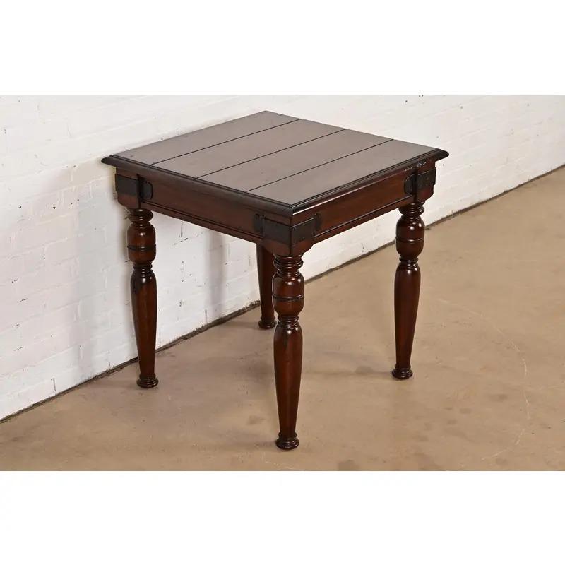 Magnifique table d'appoint en acajou sculpté de style colonial britannique, classique américain ou victorien.

Par Ralph Lauren

Philippines, Vers la fin du 20e siècle

Dimensions : 27,25 