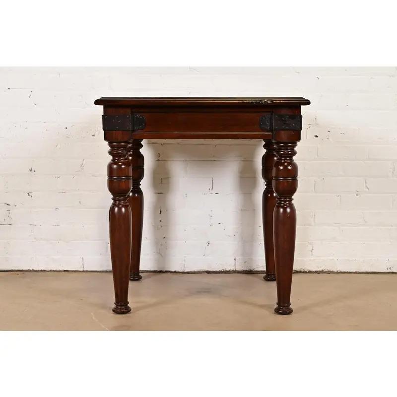 Victorien Table d'appoint en acajou sculpté British Colonial de Ralph Lauren en vente