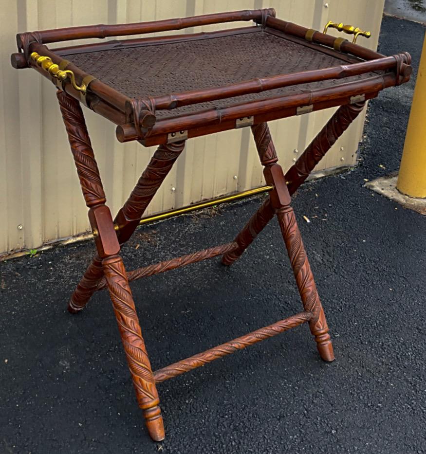 Il s'agit d'une table à plateau pliante ou d'un bar de style Coloni britannique par Ralph Lauren. Le plateau a un cadre en faux bambou et des poignées en laiton. Les pieds sculptés ont un style de plantation. Il date approximativement de 2000. Il