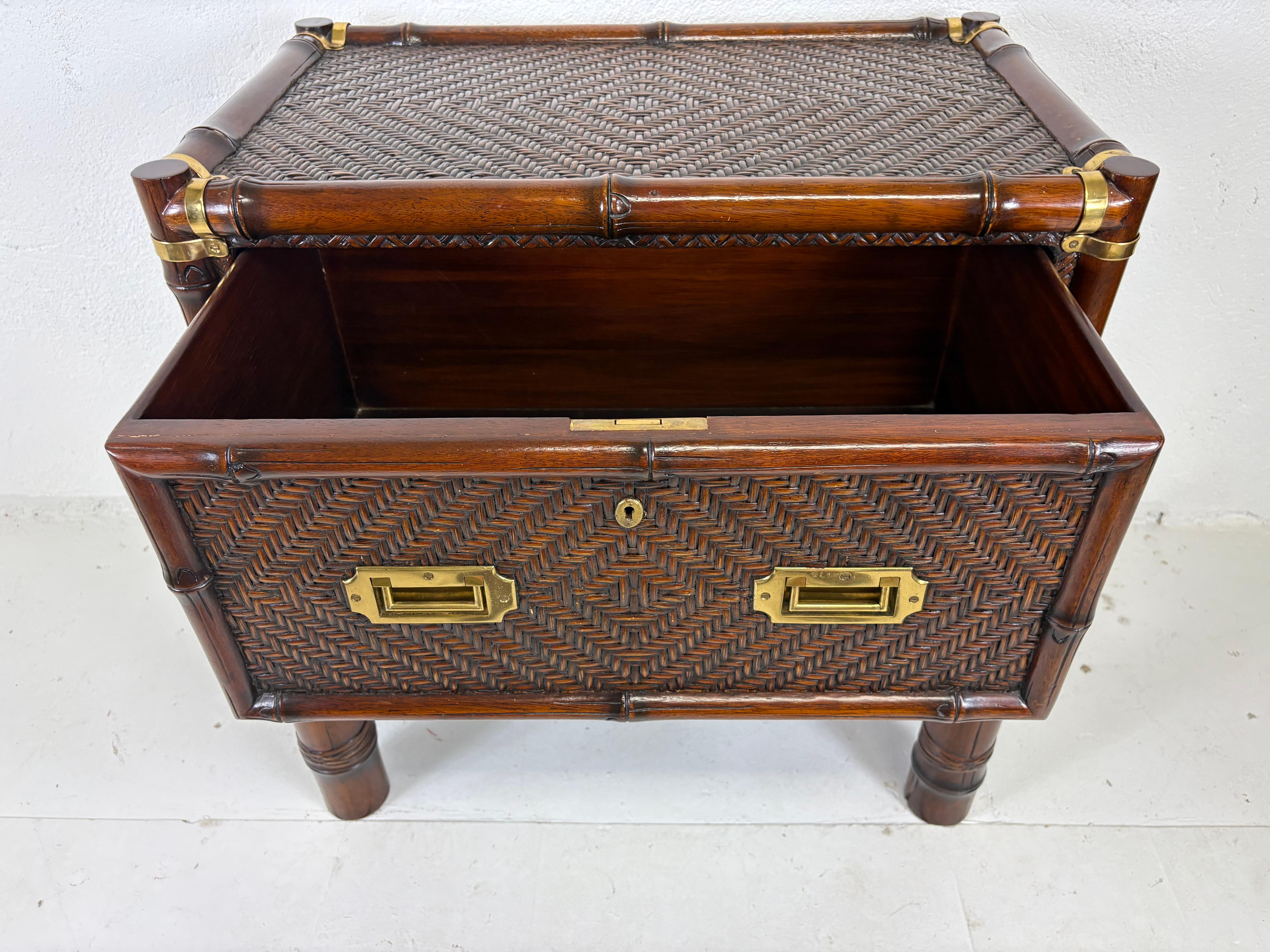 Cassapanca in stile coloniale British Colonial in rattan e ottone con piedistallo in vendita 5