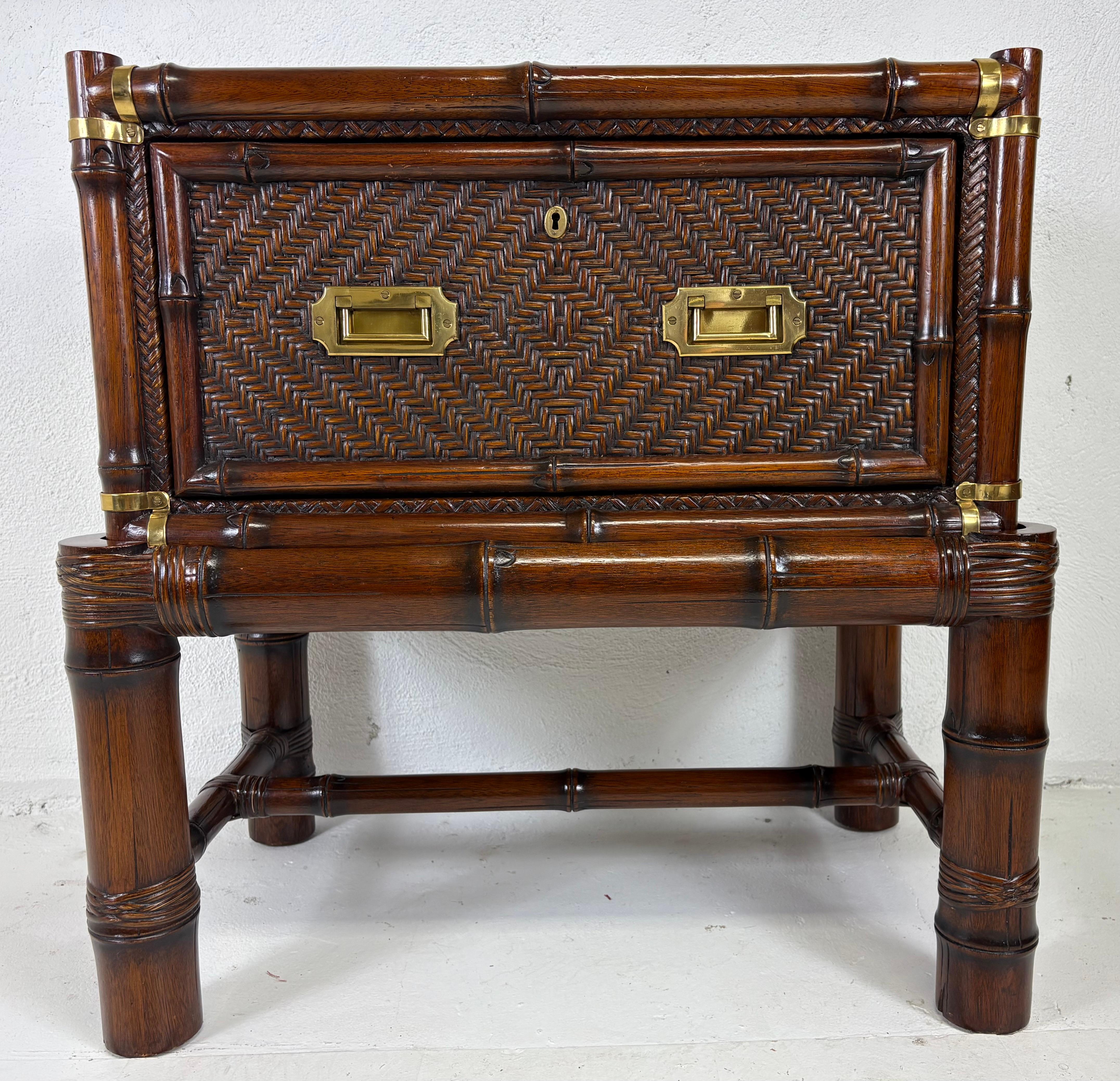 Cassapanca in stile coloniale British Colonial in rattan e ottone con piedistallo in vendita 7