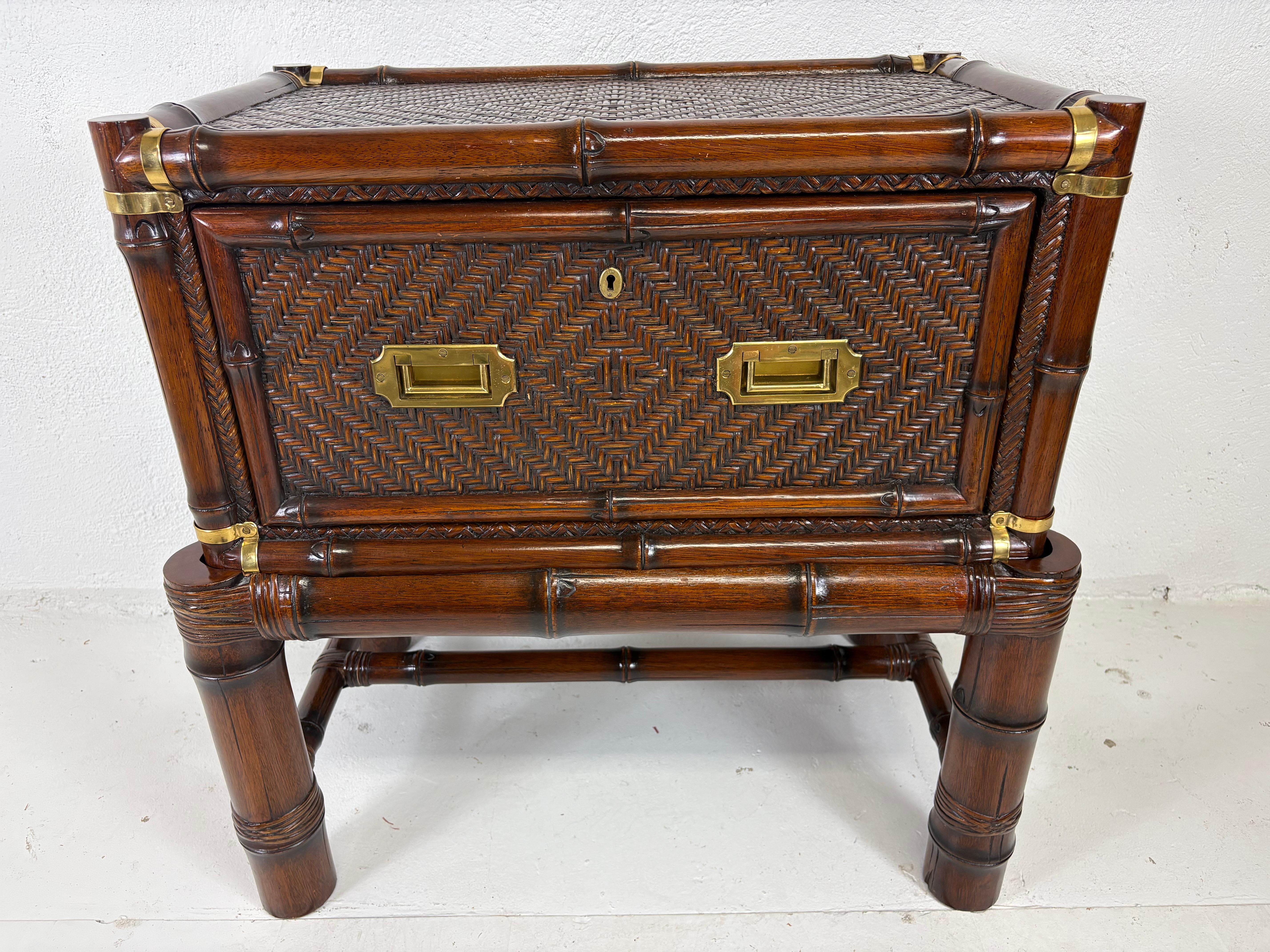 Si tratta di una cassapanca vintage di Ralph Lauren di ispirazione coloniale britannica in rattan e ottone con supporto. Il corpo di questa cassapanca è in rattan intrecciato a mano con un motivo a diamante al centro e incorniciato da finto noce di