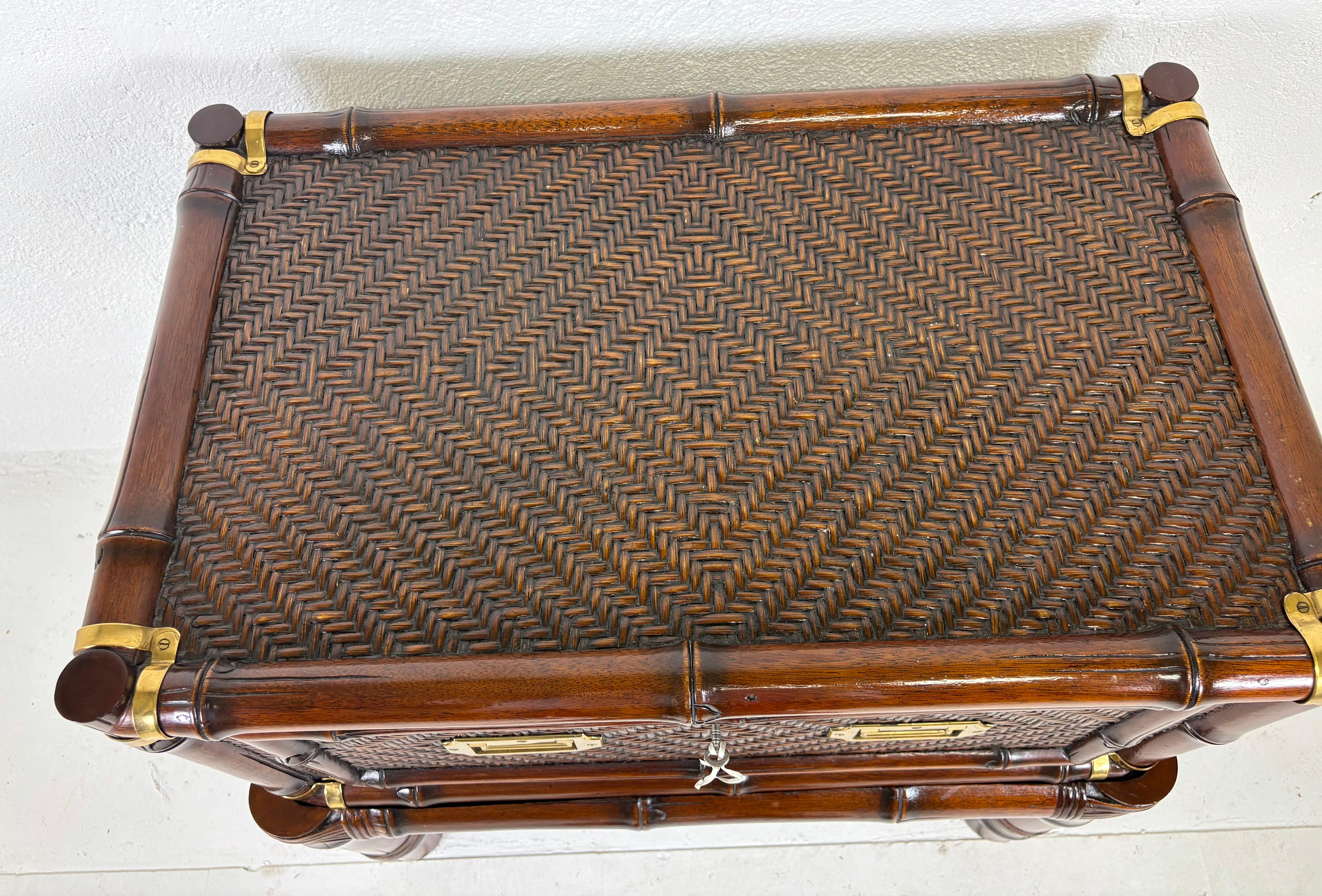 Fine XX secolo Cassapanca in stile coloniale British Colonial in rattan e ottone con piedistallo in vendita