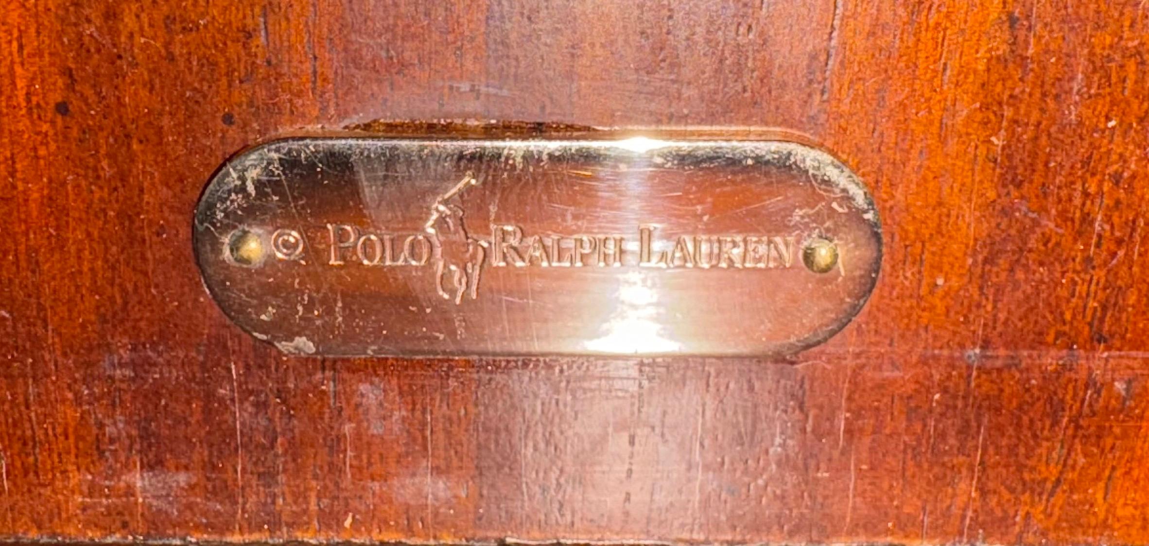 Cassapanca in stile coloniale British Colonial in rattan e ottone con piedistallo in vendita 1