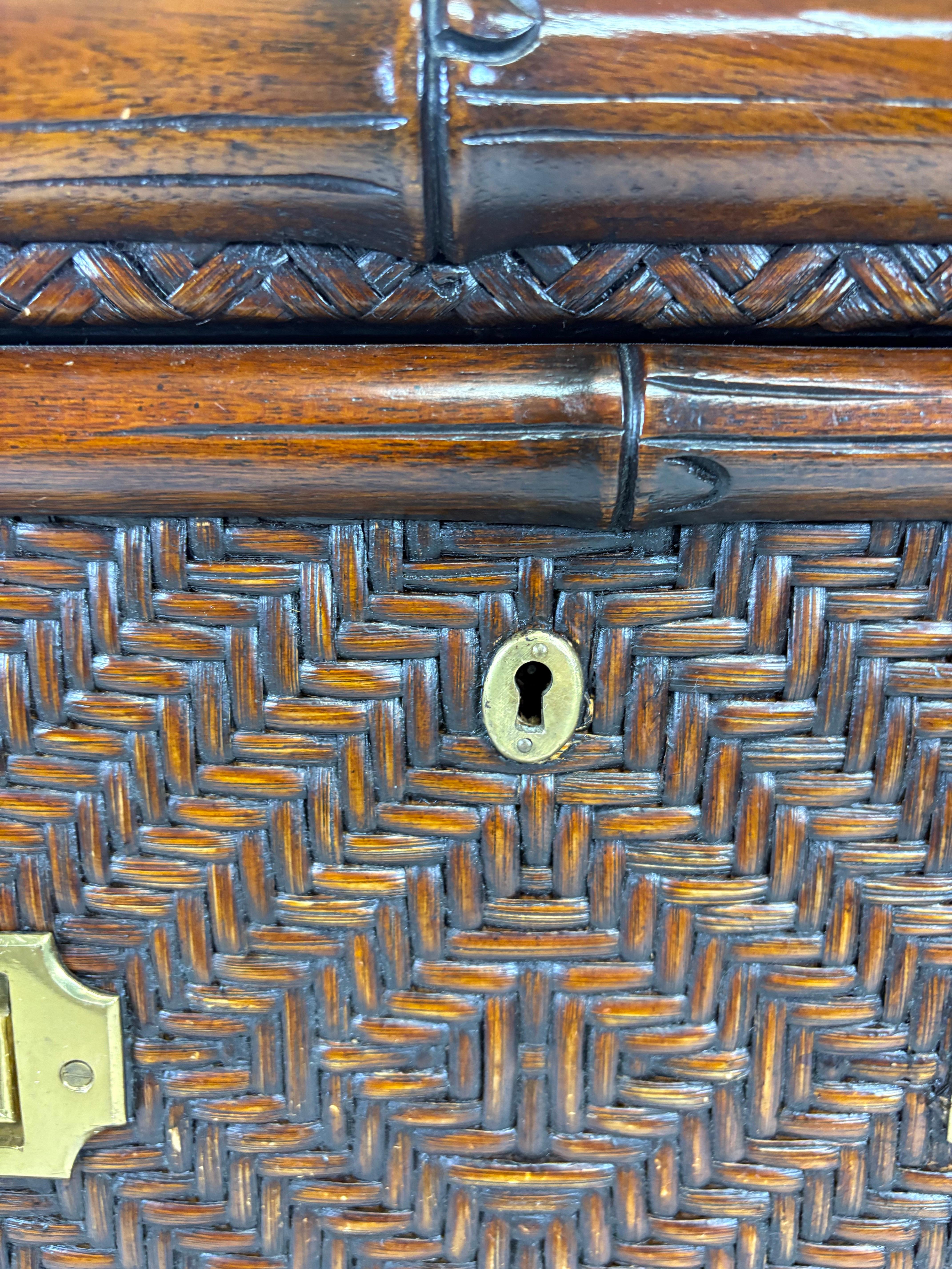 Cassapanca in stile coloniale British Colonial in rattan e ottone con piedistallo in vendita 3